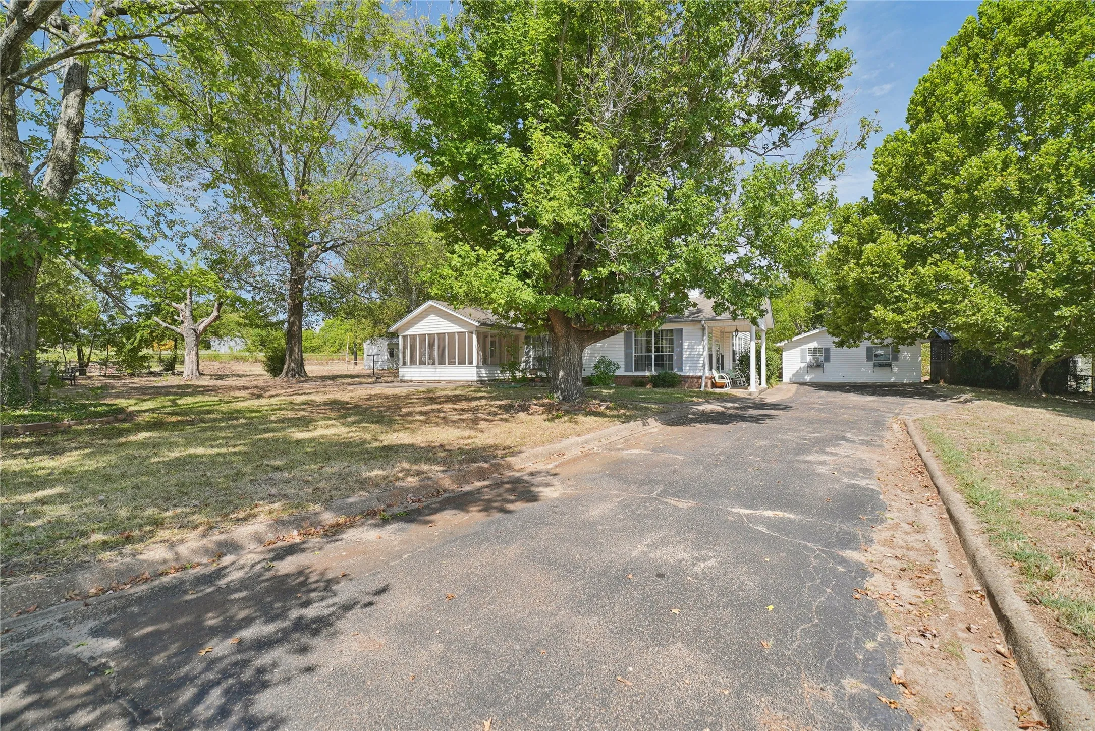 Single Family Residence For Sale in Van Zandt County , 1938 Vz County Road 2309 Road, Canton, Texas 75103, 4 Bedroom, 4 Bathroom, Garage spaces, 2,192 Sqft, built in 1965, mls#21368379, Real Estate Agent in Canton, Homes For Sale in Van Zandt county, Homes For Sale in Canton, Realtor in Canton Texas, Real Estate Brokerage Independent Realty Texas, Luminita Cordes Realtor
