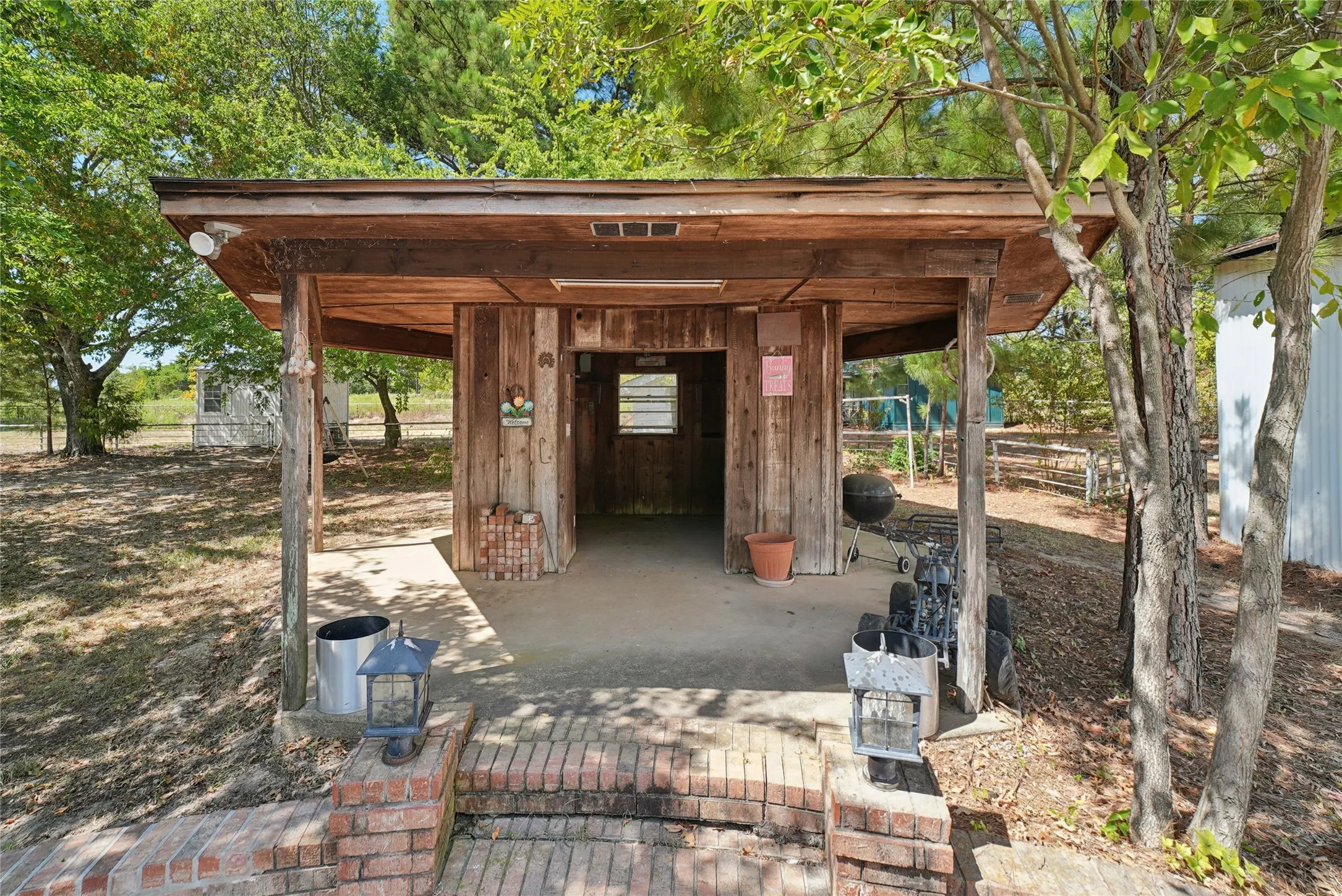 Single Family Residence For Sale in Van Zandt County , 1938 Vz County Road 2309 Road, Canton, Texas 75103, 4 Bedroom, 4 Bathroom, Garage spaces, 2,192 Sqft, built in 1965, mls#21368379, Real Estate Agent in Canton, Homes For Sale in Van Zandt county, Homes For Sale in Canton, Realtor in Canton Texas, Real Estate Brokerage Independent Realty Texas, Luminita Cordes Realtor