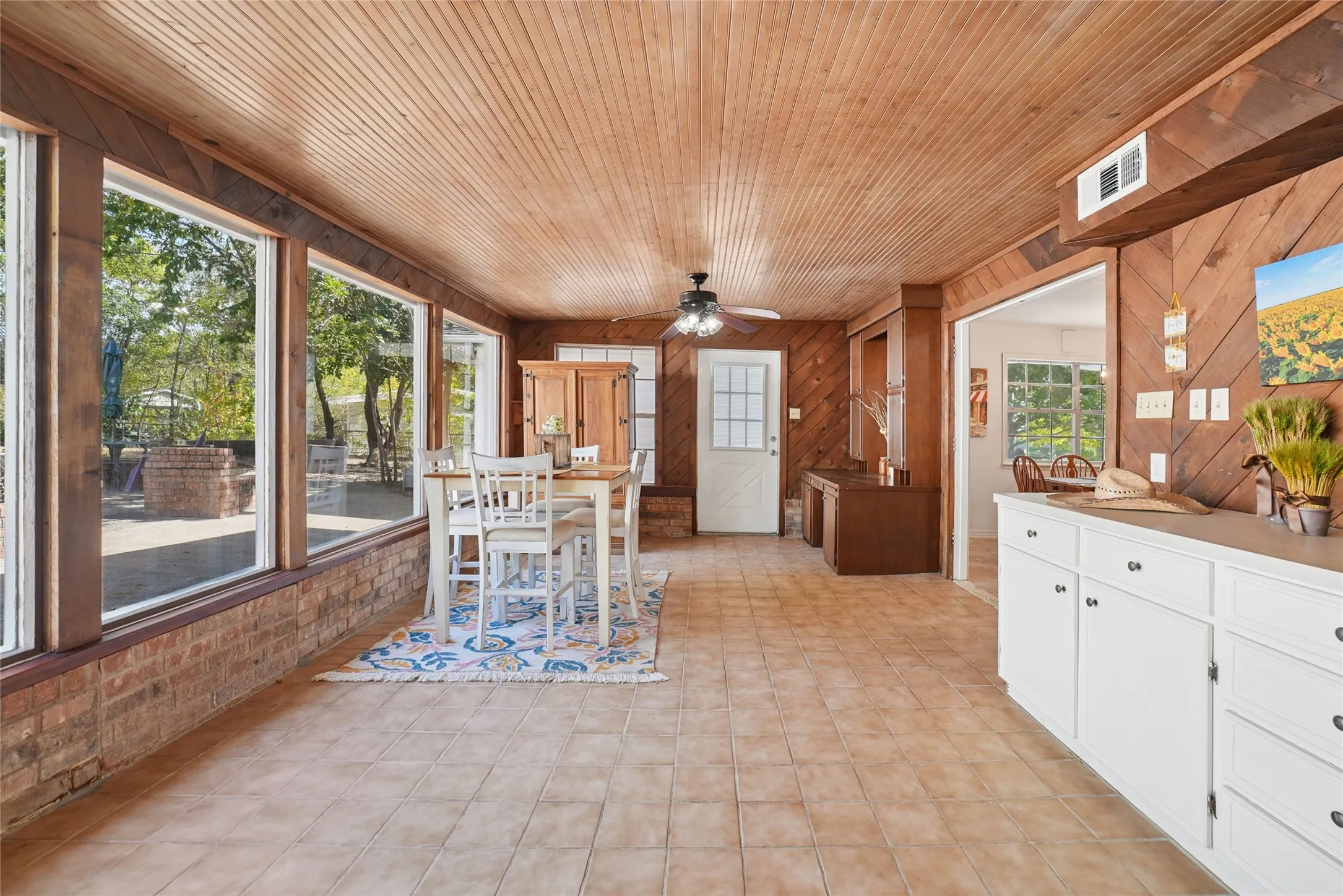 Single Family Residence For Sale in Van Zandt County , 1938 Vz County Road 2309 Road, Canton, Texas 75103, 4 Bedroom, 4 Bathroom, Garage spaces, 2,192 Sqft, built in 1965, mls#21368379, Real Estate Agent in Canton, Homes For Sale in Van Zandt county, Homes For Sale in Canton, Realtor in Canton Texas, Real Estate Brokerage Independent Realty Texas, Luminita Cordes Realtor