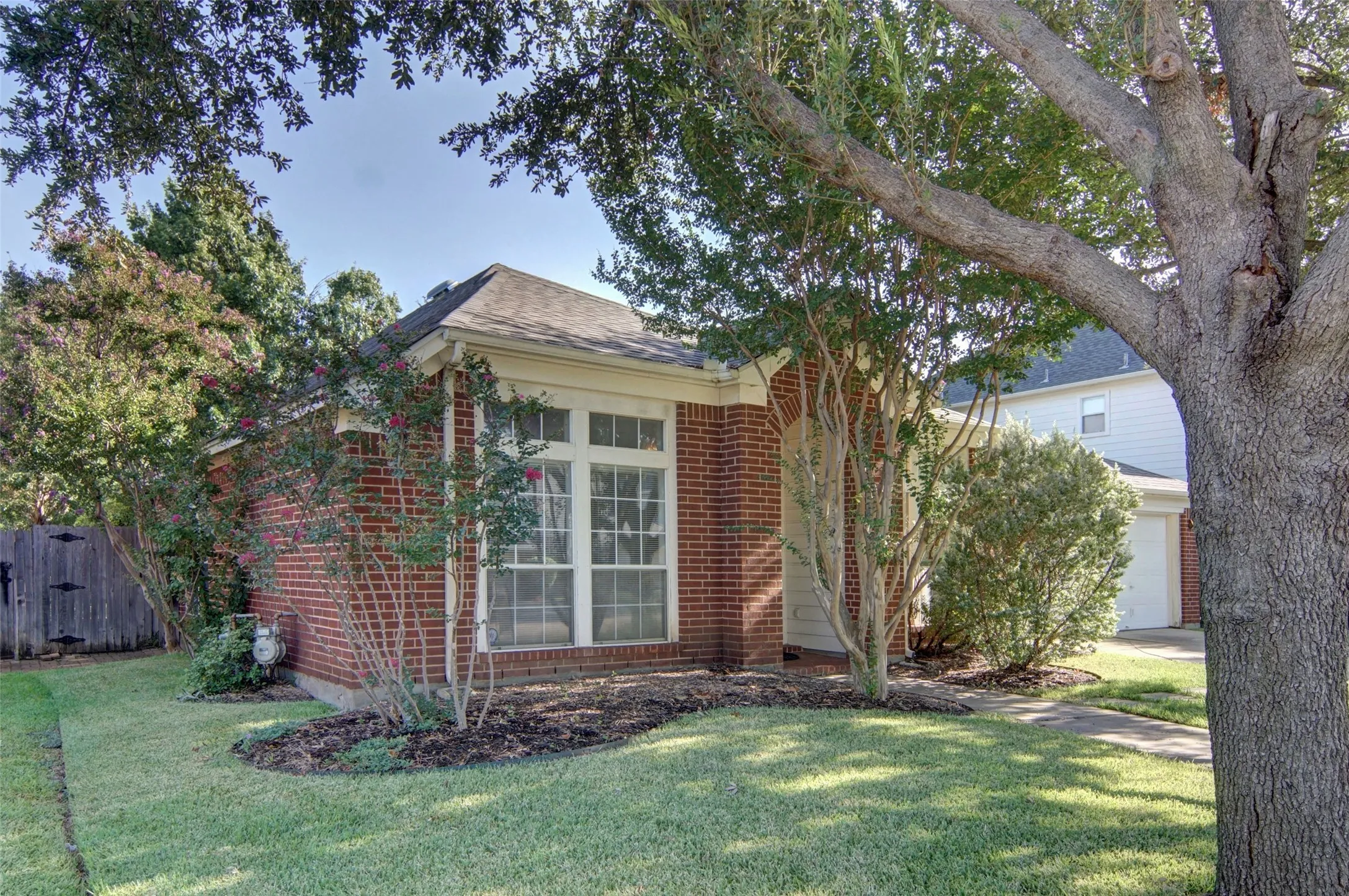 Single Family Residence For Sale in Tarrant County , 6928 Spring Valley Way, Fort Worth, Texas 76132, 4 Bedroom, 3 Bathroom, 2 Garage spaces, 2,546 Sqft, built in 1998, mls#21368445, Real Estate Agent in Fort Worth, Homes For Sale in Tarrant county, Homes For Sale in Fort Worth, Realtor in Fort Worth Texas, Real Estate Brokerage Independent Realty Texas, Luminita Cordes Realtor