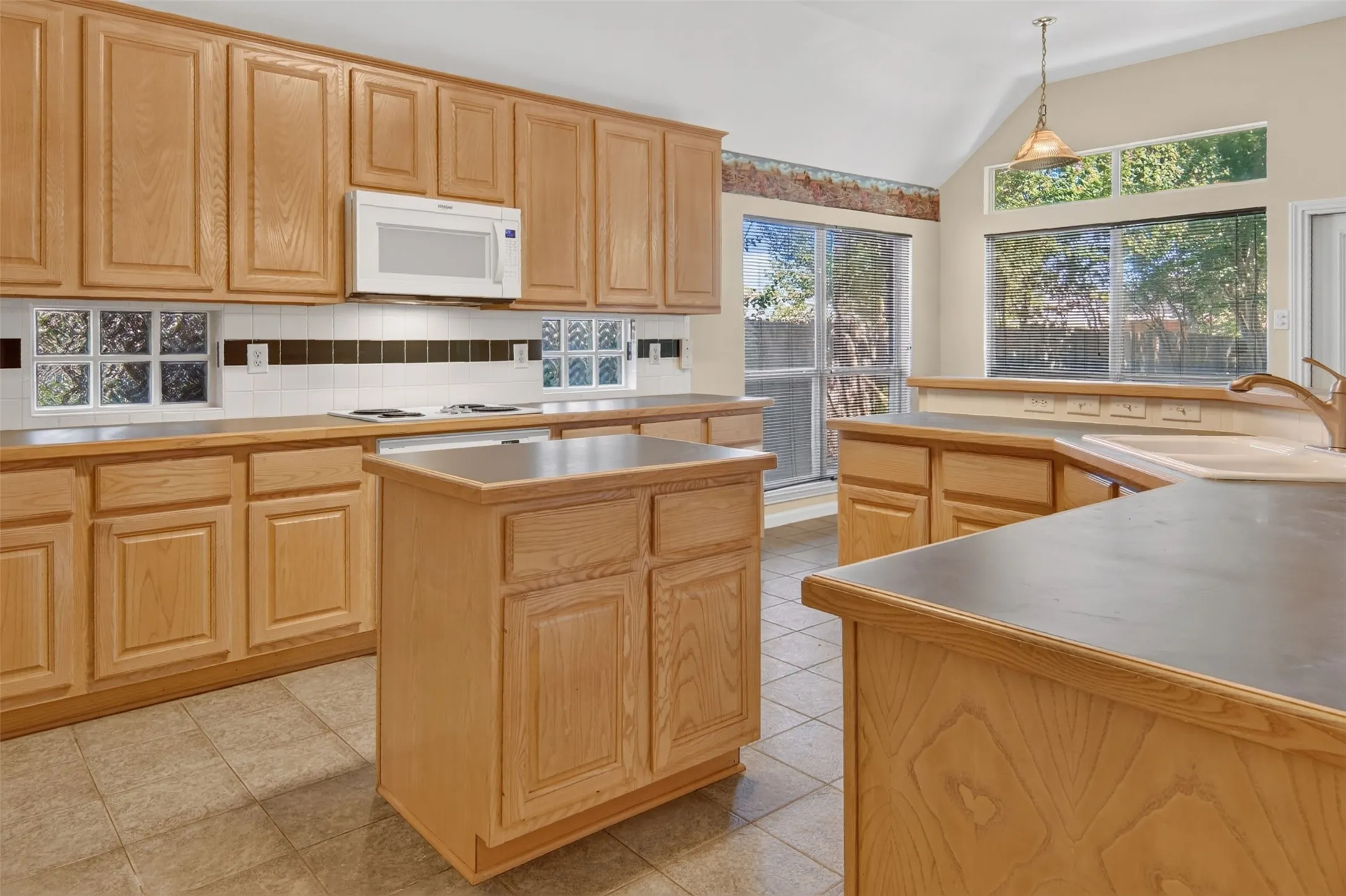Single Family Residence For Sale in Tarrant County , 6928 Spring Valley Way, Fort Worth, Texas 76132, 4 Bedroom, 3 Bathroom, 2 Garage spaces, 2,546 Sqft, built in 1998, mls#21368445, Real Estate Agent in Fort Worth, Homes For Sale in Tarrant county, Homes For Sale in Fort Worth, Realtor in Fort Worth Texas, Real Estate Brokerage Independent Realty Texas, Luminita Cordes Realtor