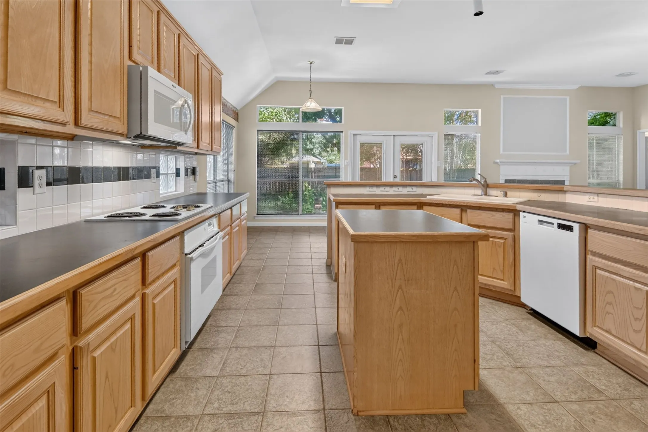 Single Family Residence For Sale in Tarrant County , 6928 Spring Valley Way, Fort Worth, Texas 76132, 4 Bedroom, 3 Bathroom, 2 Garage spaces, 2,546 Sqft, built in 1998, mls#21368445, Real Estate Agent in Fort Worth, Homes For Sale in Tarrant county, Homes For Sale in Fort Worth, Realtor in Fort Worth Texas, Real Estate Brokerage Independent Realty Texas, Luminita Cordes Realtor