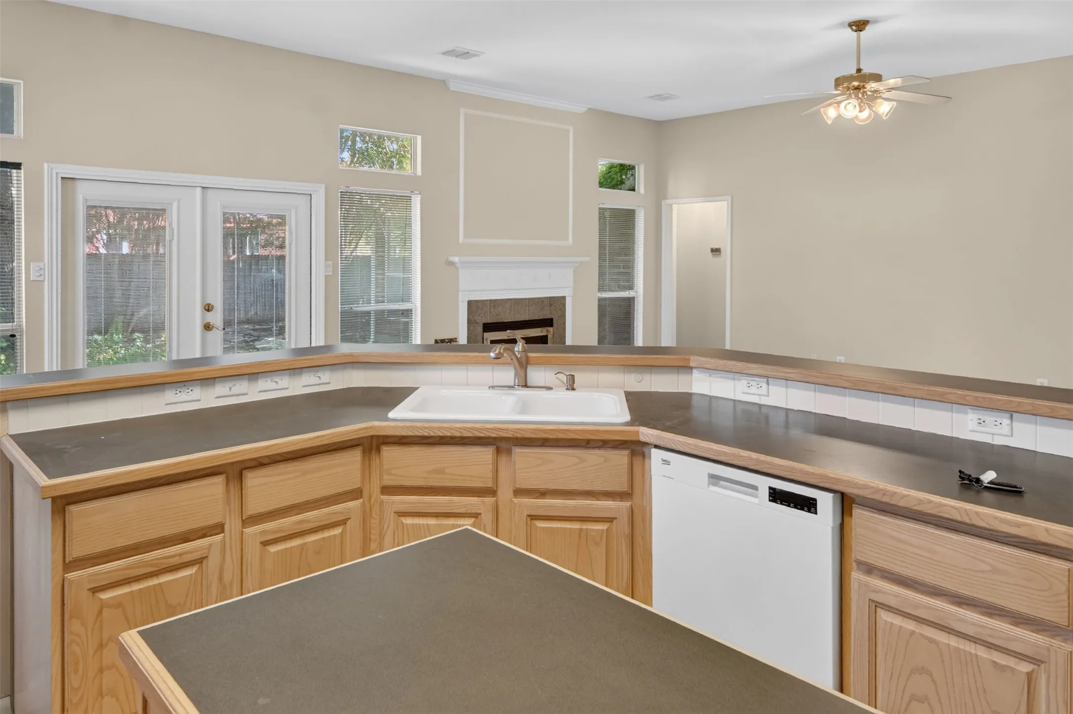 Single Family Residence For Sale in Tarrant County , 6928 Spring Valley Way, Fort Worth, Texas 76132, 4 Bedroom, 3 Bathroom, 2 Garage spaces, 2,546 Sqft, built in 1998, mls#21368445, Real Estate Agent in Fort Worth, Homes For Sale in Tarrant county, Homes For Sale in Fort Worth, Realtor in Fort Worth Texas, Real Estate Brokerage Independent Realty Texas, Luminita Cordes Realtor