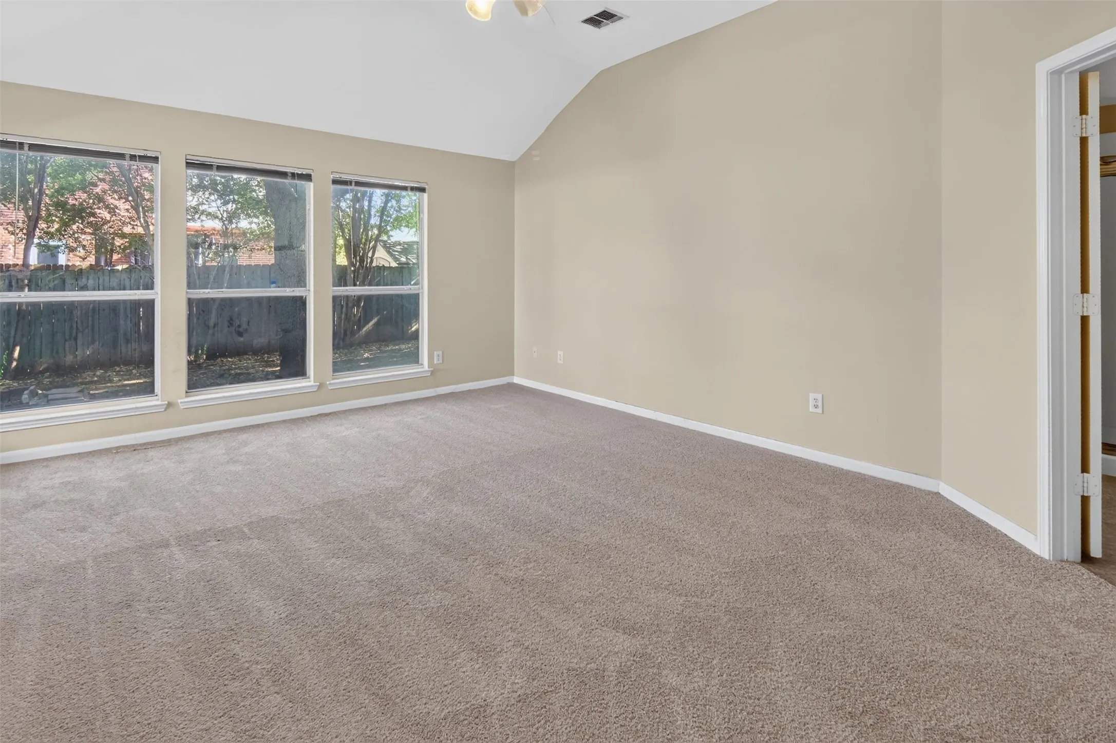 Single Family Residence For Sale in Tarrant County , 6928 Spring Valley Way, Fort Worth, Texas 76132, 4 Bedroom, 3 Bathroom, 2 Garage spaces, 2,546 Sqft, built in 1998, mls#21368445, Real Estate Agent in Fort Worth, Homes For Sale in Tarrant county, Homes For Sale in Fort Worth, Realtor in Fort Worth Texas, Real Estate Brokerage Independent Realty Texas, Luminita Cordes Realtor
