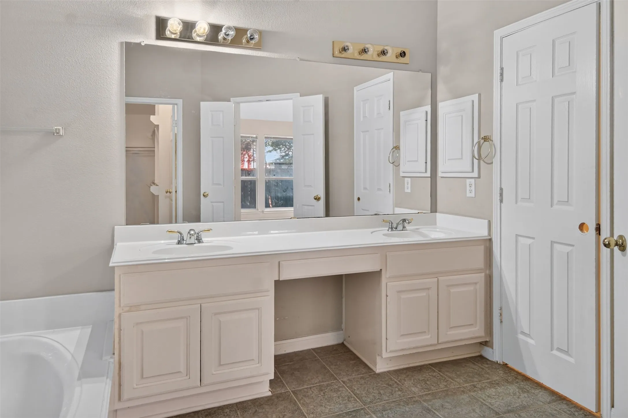 Single Family Residence For Sale in Tarrant County , 6928 Spring Valley Way, Fort Worth, Texas 76132, 4 Bedroom, 3 Bathroom, 2 Garage spaces, 2,546 Sqft, built in 1998, mls#21368445, Real Estate Agent in Fort Worth, Homes For Sale in Tarrant county, Homes For Sale in Fort Worth, Realtor in Fort Worth Texas, Real Estate Brokerage Independent Realty Texas, Luminita Cordes Realtor