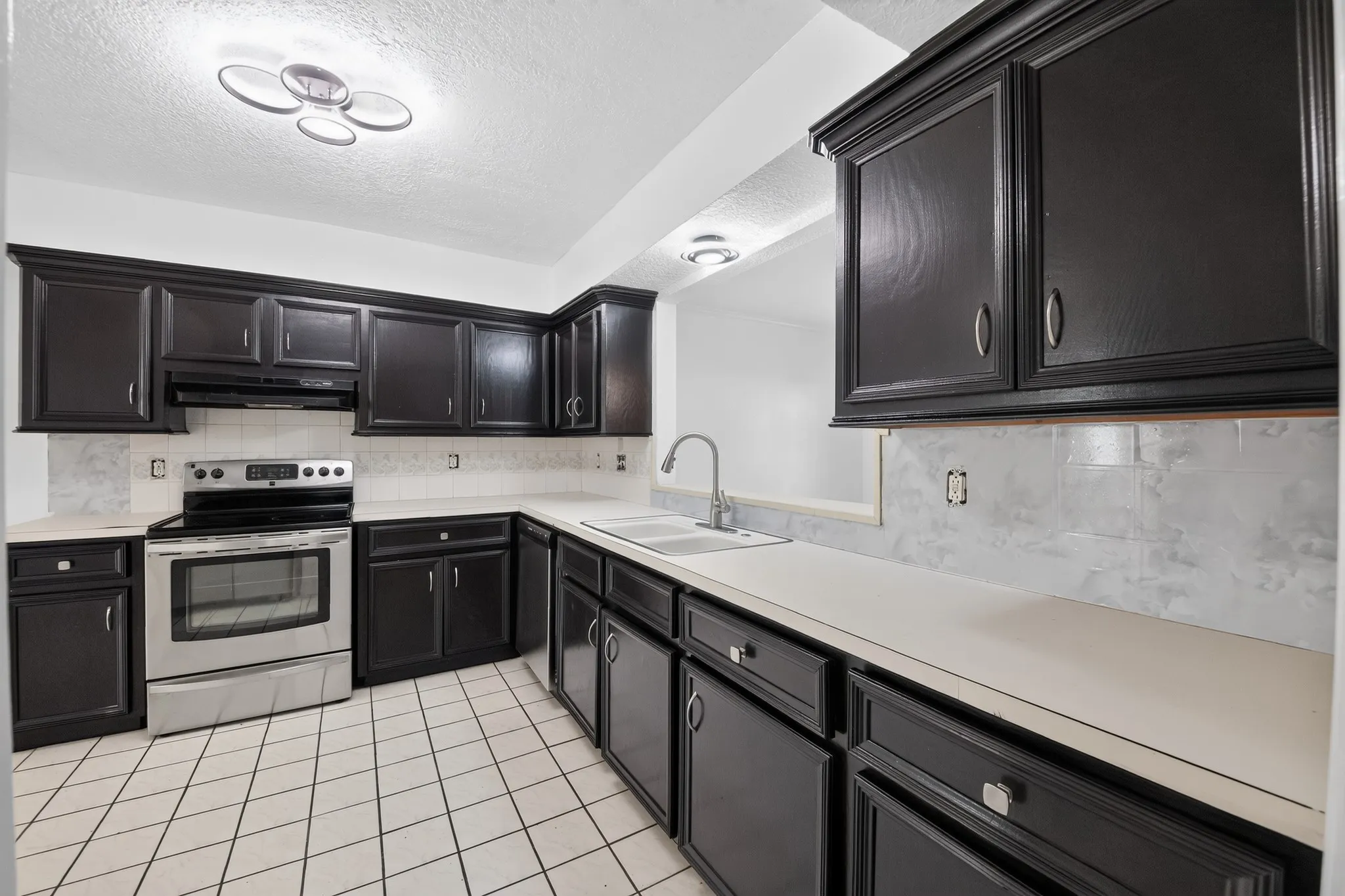 Townhouse For Sale in Harris County , 7335 Antoine Drive, Houston, Texas 77088, 3 Bedroom, 3 Bathroom, 2 Garage spaces, 1,734 Sqft, built in 1978, mls#21368318, Real Estate Agent in Houston, Homes For Sale in Harris county, Homes For Sale in Houston, Realtor in Houston Texas, Real Estate Brokerage Independent Realty Texas, Luminita Cordes Realtor