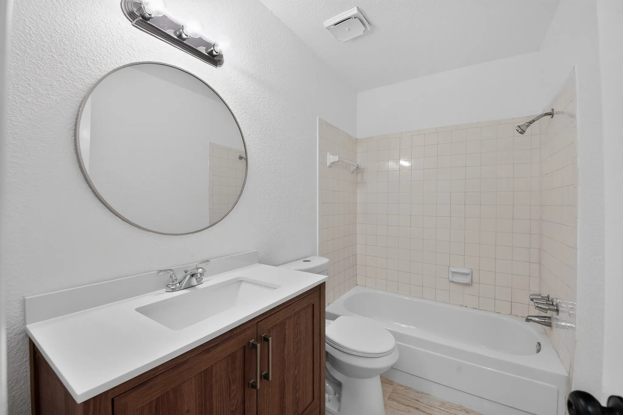 Townhouse For Sale in Harris County , 7335 Antoine Drive, Houston, Texas 77088, 3 Bedroom, 3 Bathroom, 2 Garage spaces, 1,734 Sqft, built in 1978, mls#21368318, Real Estate Agent in Houston, Homes For Sale in Harris county, Homes For Sale in Houston, Realtor in Houston Texas, Real Estate Brokerage Independent Realty Texas, Luminita Cordes Realtor