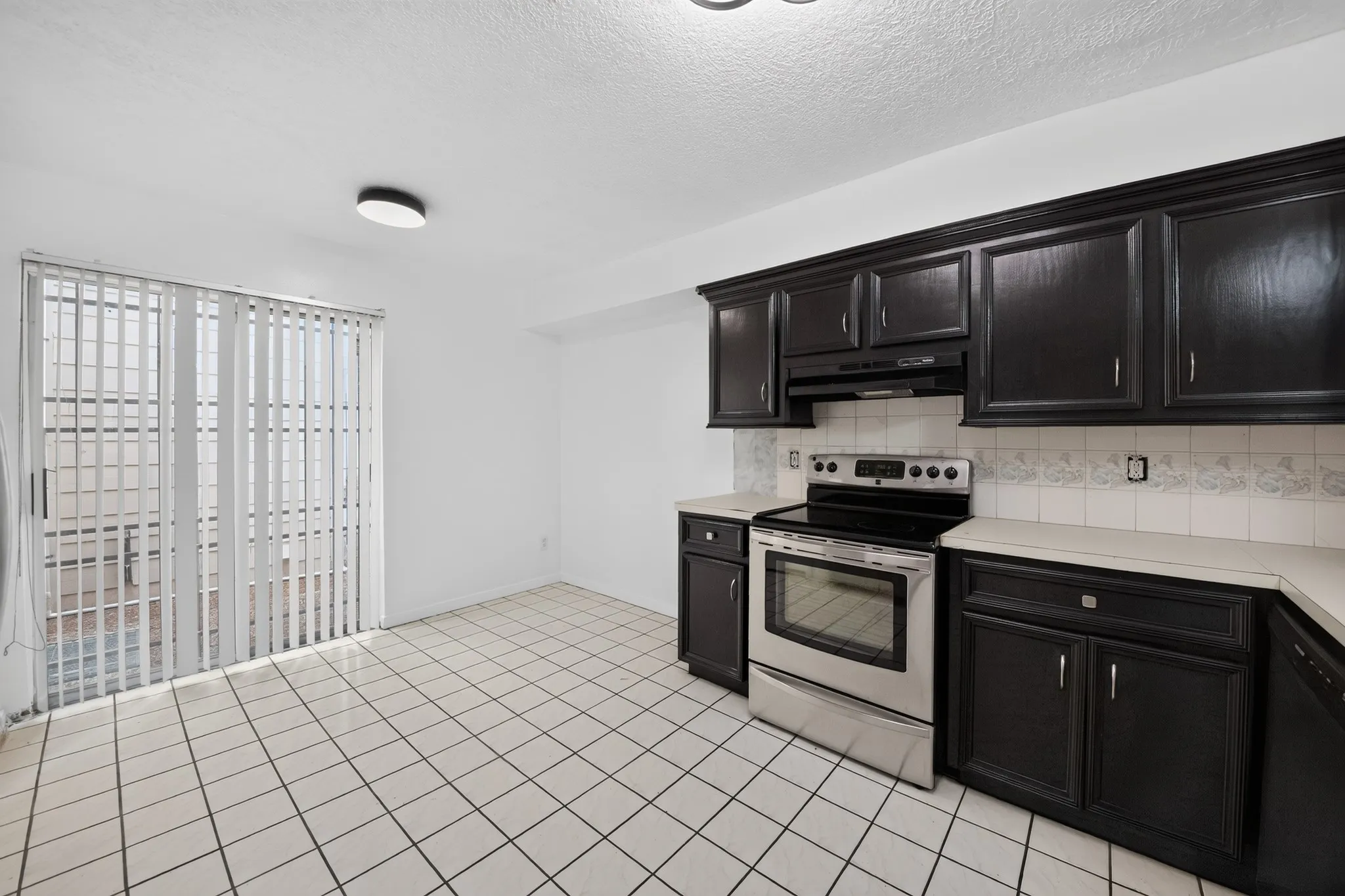 Townhouse For Sale in Harris County , 7335 Antoine Drive, Houston, Texas 77088, 3 Bedroom, 3 Bathroom, 2 Garage spaces, 1,734 Sqft, built in 1978, mls#21368318, Real Estate Agent in Houston, Homes For Sale in Harris county, Homes For Sale in Houston, Realtor in Houston Texas, Real Estate Brokerage Independent Realty Texas, Luminita Cordes Realtor