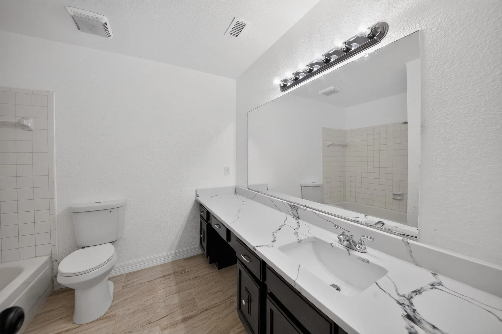 Townhouse For Sale in Harris County , 7335 Antoine Drive, Houston, Texas 77088, 3 Bedroom, 3 Bathroom, 2 Garage spaces, 1,734 Sqft, built in 1978, mls#21368318, Real Estate Agent in Houston, Homes For Sale in Harris county, Homes For Sale in Houston, Realtor in Houston Texas, Real Estate Brokerage Independent Realty Texas, Luminita Cordes Realtor