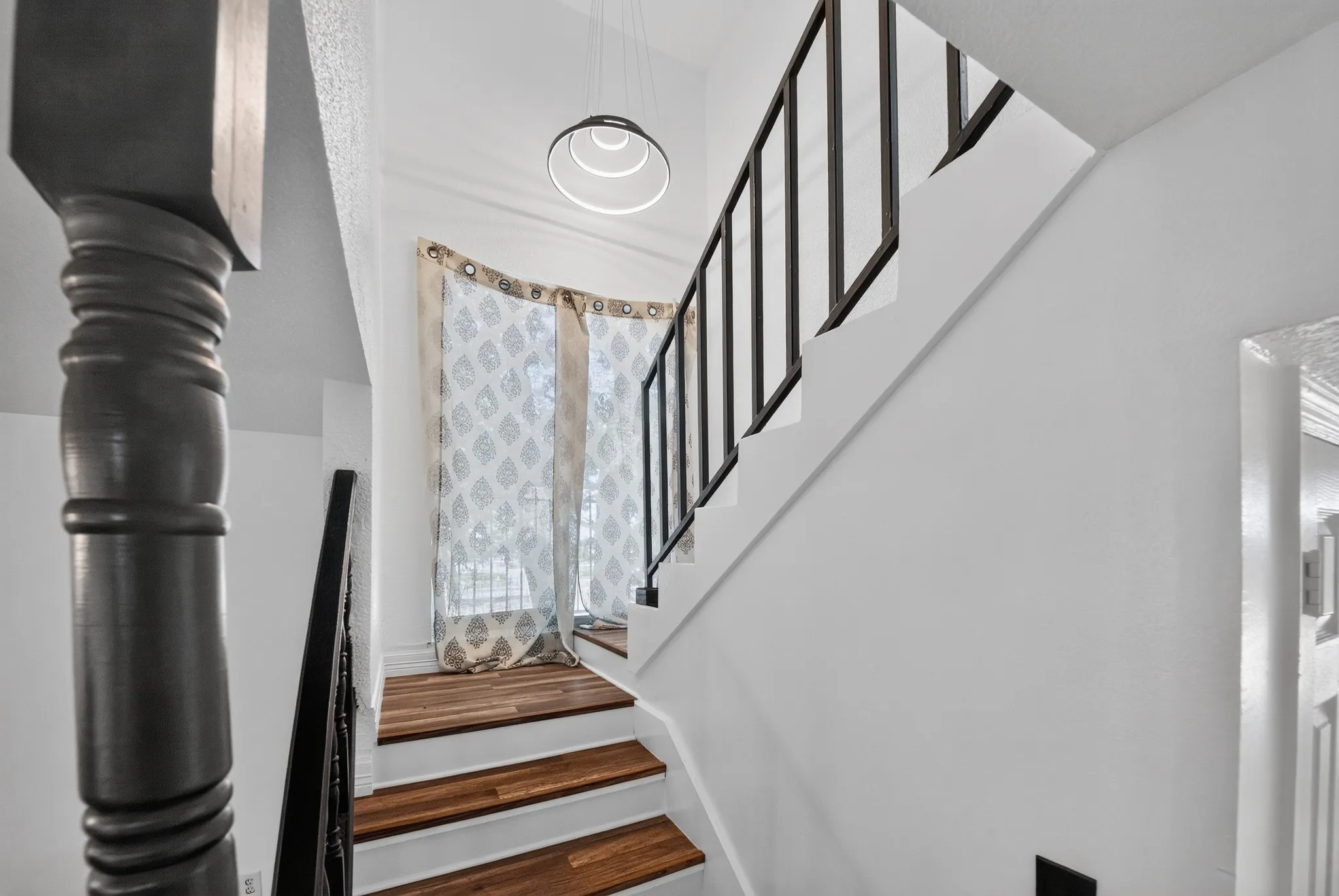 Townhouse For Sale in Harris County , 7335 Antoine Drive, Houston, Texas 77088, 3 Bedroom, 3 Bathroom, 2 Garage spaces, 1,734 Sqft, built in 1978, mls#21368318, Real Estate Agent in Houston, Homes For Sale in Harris county, Homes For Sale in Houston, Realtor in Houston Texas, Real Estate Brokerage Independent Realty Texas, Luminita Cordes Realtor