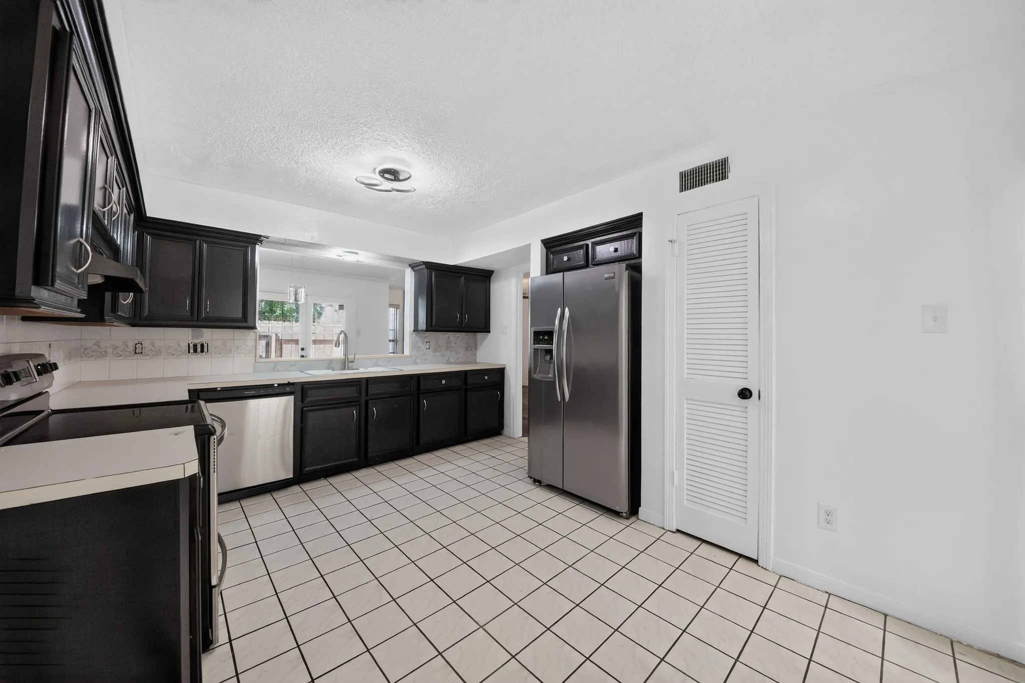 Townhouse For Sale in Harris County , 7335 Antoine Drive, Houston, Texas 77088, 3 Bedroom, 3 Bathroom, 2 Garage spaces, 1,734 Sqft, built in 1978, mls#21368318, Real Estate Agent in Houston, Homes For Sale in Harris county, Homes For Sale in Houston, Realtor in Houston Texas, Real Estate Brokerage Independent Realty Texas, Luminita Cordes Realtor