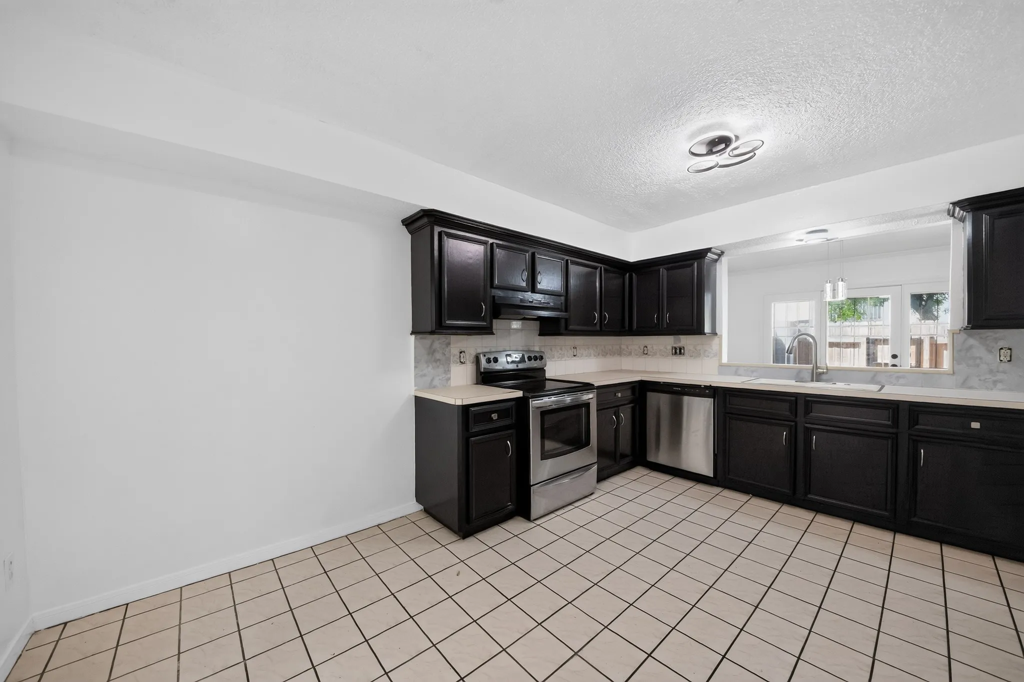 Townhouse For Sale in Harris County , 7335 Antoine Drive, Houston, Texas 77088, 3 Bedroom, 3 Bathroom, 2 Garage spaces, 1,734 Sqft, built in 1978, mls#21368318, Real Estate Agent in Houston, Homes For Sale in Harris county, Homes For Sale in Houston, Realtor in Houston Texas, Real Estate Brokerage Independent Realty Texas, Luminita Cordes Realtor
