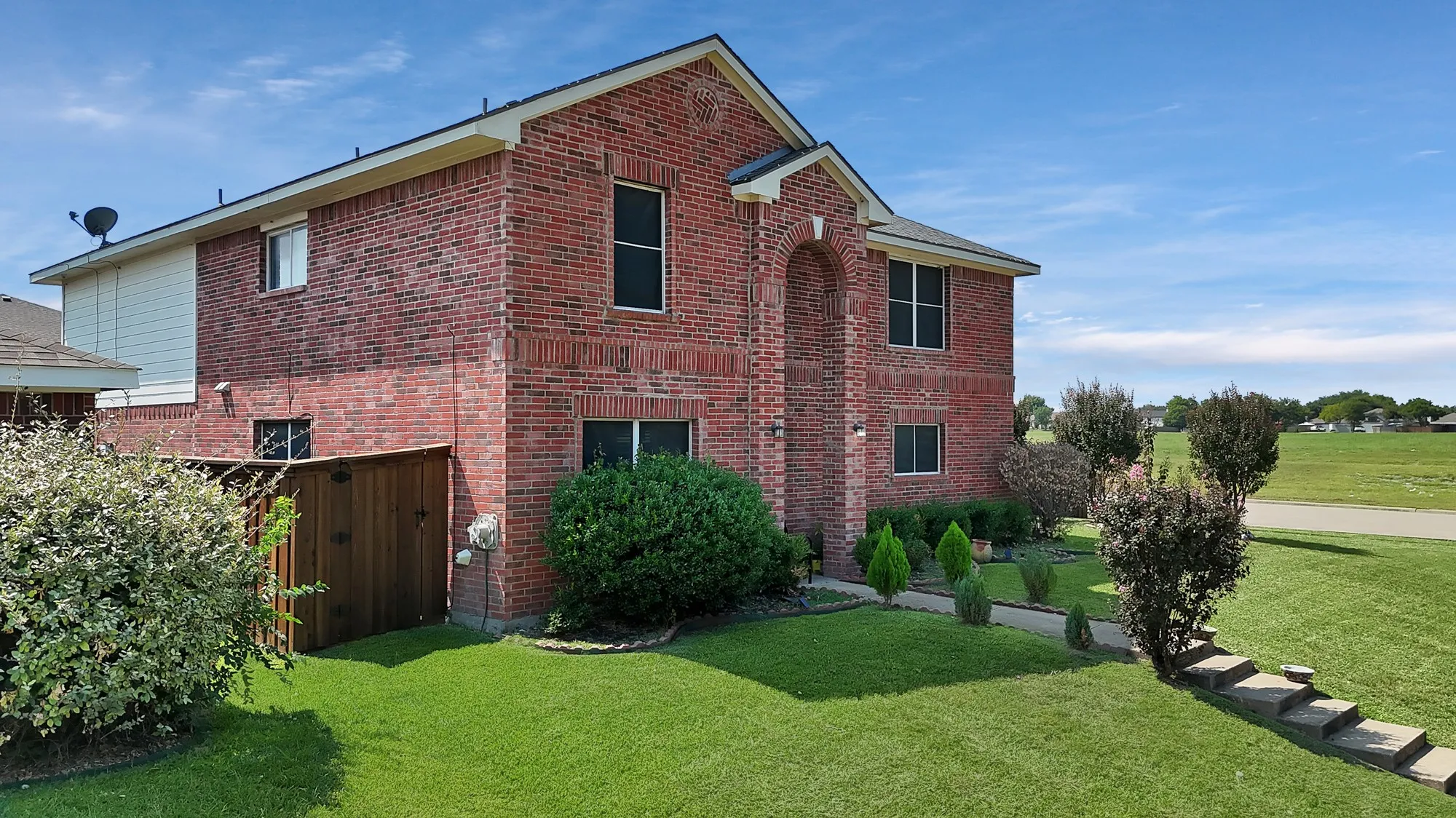 Single Family Residence For Sale in Dallas County , 3101 Silver Creek Drive, Mesquite, Texas 75181, 4 Bedroom, 3 Bathroom, 2 Garage spaces, 2,786 Sqft, built in 2002, mls#21368455, Real Estate Agent in Mesquite, Homes For Sale in Dallas county, Homes For Sale in Mesquite, Realtor in Mesquite Texas, Real Estate Brokerage Independent Realty Texas, Luminita Cordes Realtor