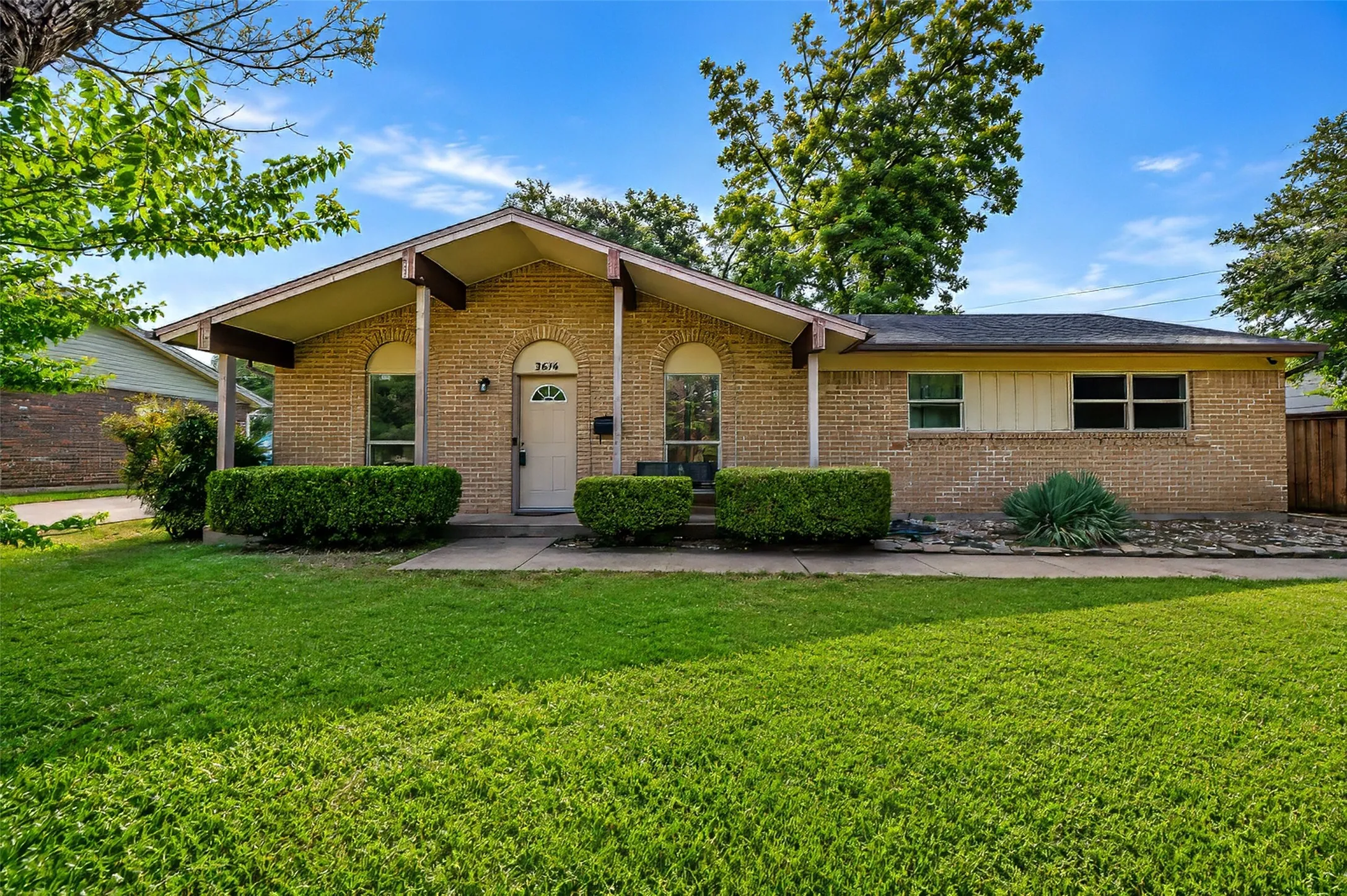 Single Family Residence For Sale in Dallas County , 3414 Urban Drive, Garland, Texas 75041, 5 Bedroom, 3 Bathroom, Garage spaces, 3,100 Sqft, built in 1967, mls#21367416, Real Estate Agent in Garland, Homes For Sale in Dallas county, Homes For Sale in Garland, Realtor in Garland Texas, Real Estate Brokerage Independent Realty Texas, Luminita Cordes Realtor