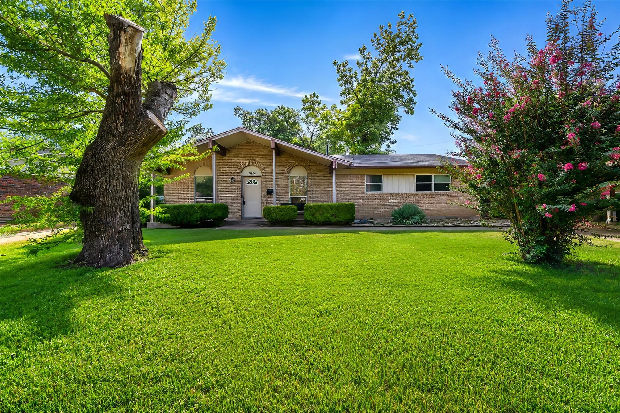 Single Family Residence For Sale in Dallas County , 3414 Urban Drive, Garland, Texas 75041, 5 Bedroom, 3 Bathroom, Garage spaces, 3,100 Sqft, built in 1967, mls#21367416, Real Estate Agent in Garland, Homes For Sale in Dallas county, Homes For Sale in Garland, Realtor in Garland Texas, Real Estate Brokerage Independent Realty Texas, Luminita Cordes Realtor