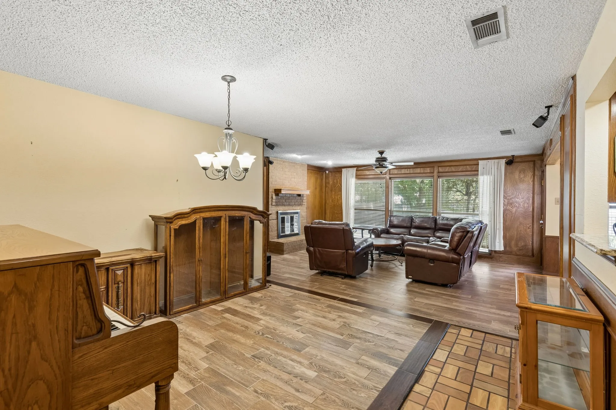 Single Family Residence For Sale in Dallas County , 1310 Merrimac Trail, Garland, Texas 75043, 4 Bedroom, 2 Bathroom, 2 Garage spaces, 1,786 Sqft, built in 1976, mls#21368040, Real Estate Agent in Garland, Homes For Sale in Dallas county, Homes For Sale in Garland, Realtor in Garland Texas, Real Estate Brokerage Independent Realty Texas, Luminita Cordes Realtor