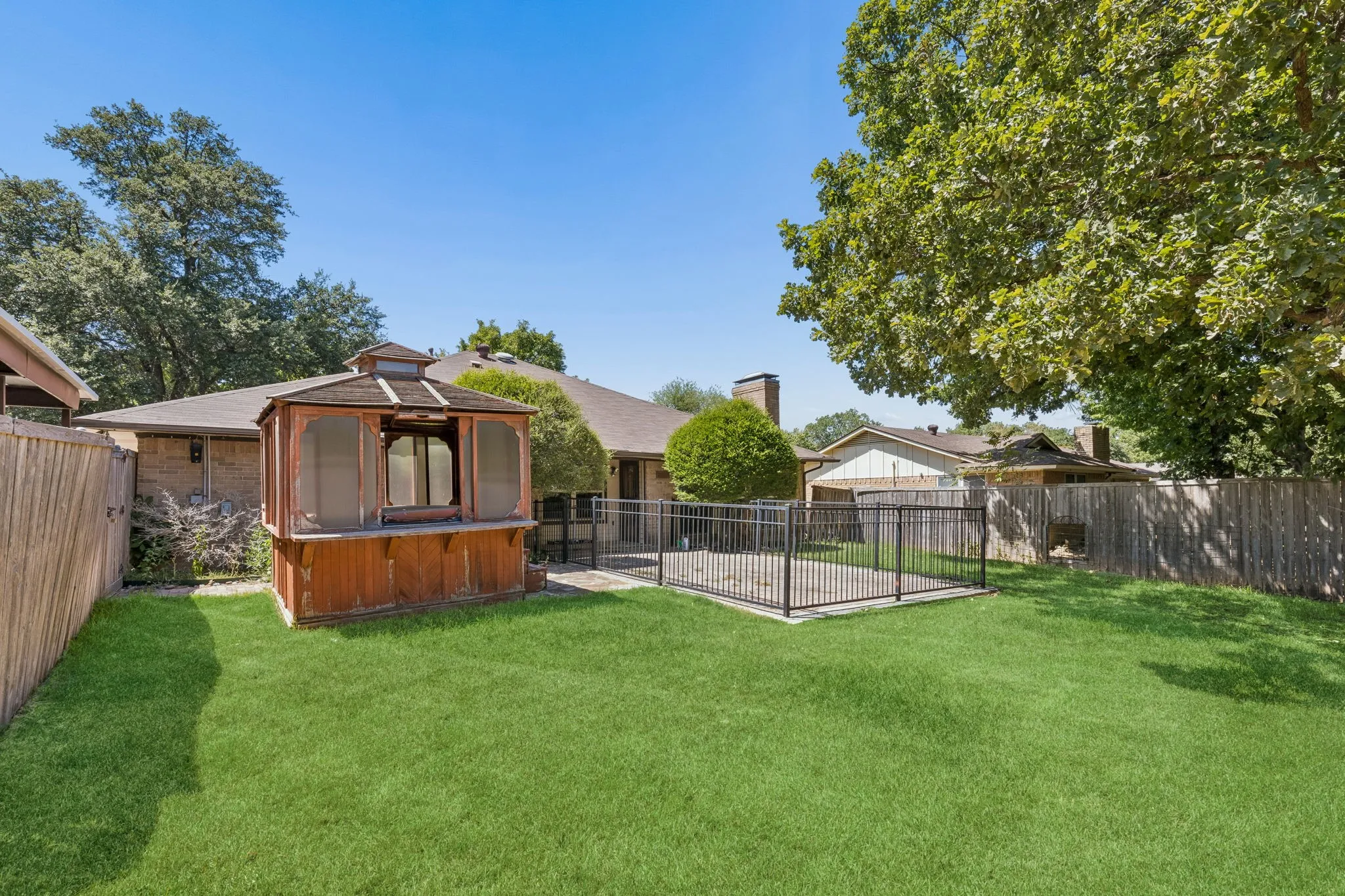 Single Family Residence For Sale in Dallas County , 1310 Merrimac Trail, Garland, Texas 75043, 4 Bedroom, 2 Bathroom, 2 Garage spaces, 1,786 Sqft, built in 1976, mls#21368040, Real Estate Agent in Garland, Homes For Sale in Dallas county, Homes For Sale in Garland, Realtor in Garland Texas, Real Estate Brokerage Independent Realty Texas, Luminita Cordes Realtor