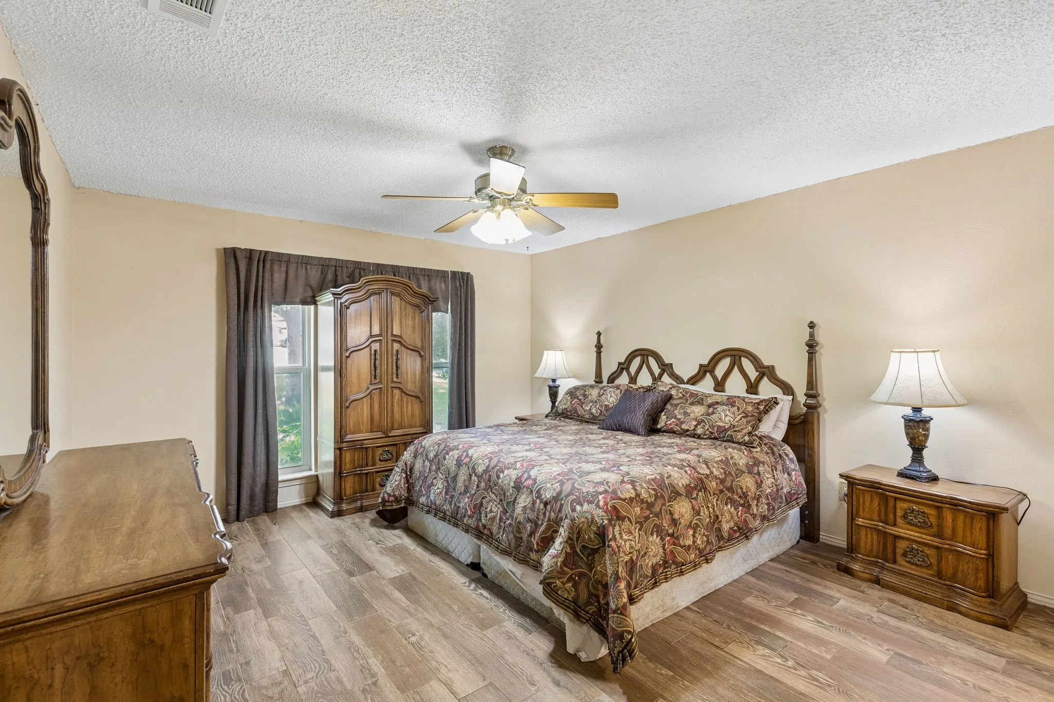 Single Family Residence For Sale in Dallas County , 1310 Merrimac Trail, Garland, Texas 75043, 4 Bedroom, 2 Bathroom, 2 Garage spaces, 1,786 Sqft, built in 1976, mls#21368040, Real Estate Agent in Garland, Homes For Sale in Dallas county, Homes For Sale in Garland, Realtor in Garland Texas, Real Estate Brokerage Independent Realty Texas, Luminita Cordes Realtor