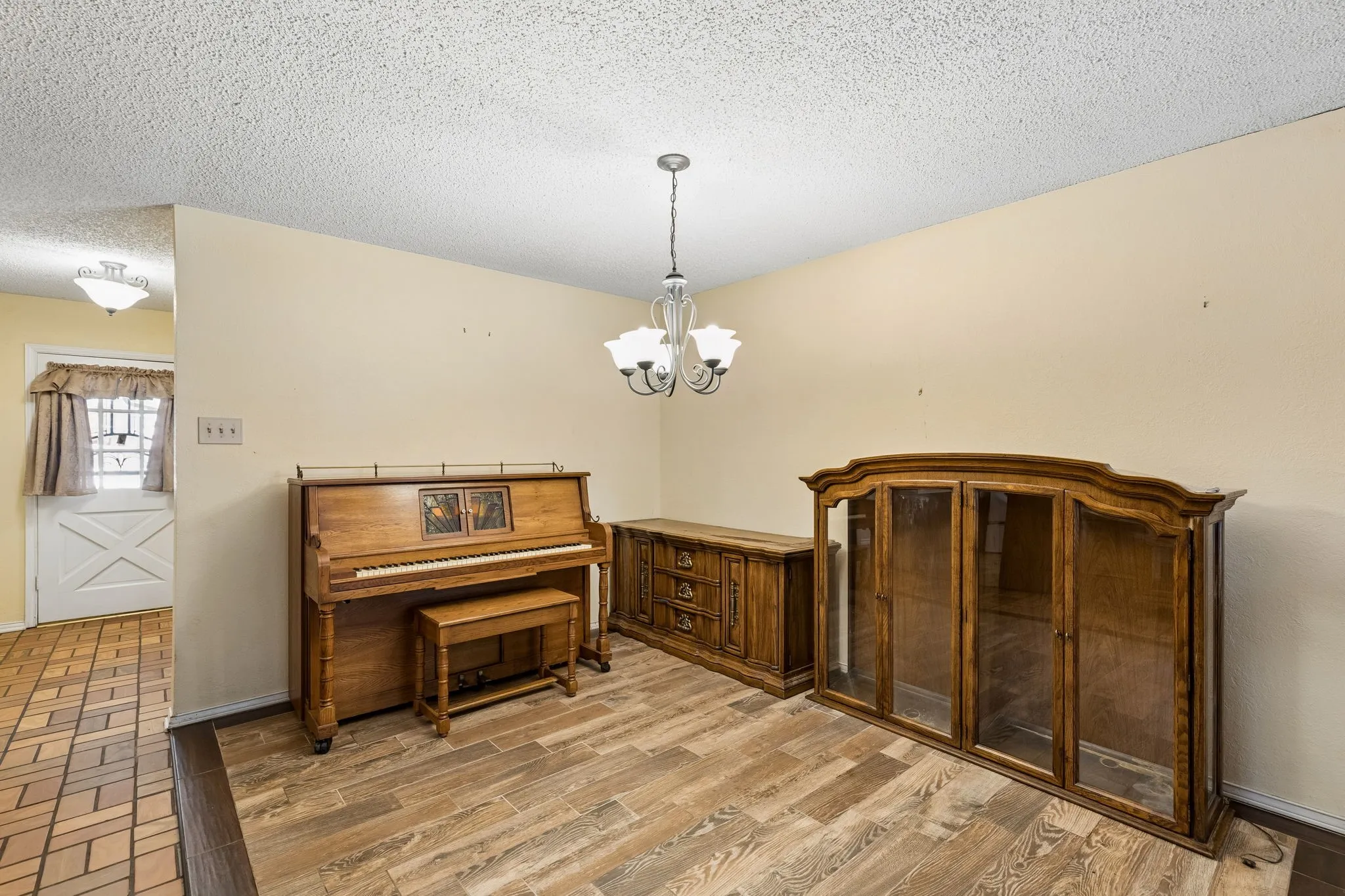 Single Family Residence For Sale in Dallas County , 1310 Merrimac Trail, Garland, Texas 75043, 4 Bedroom, 2 Bathroom, 2 Garage spaces, 1,786 Sqft, built in 1976, mls#21368040, Real Estate Agent in Garland, Homes For Sale in Dallas county, Homes For Sale in Garland, Realtor in Garland Texas, Real Estate Brokerage Independent Realty Texas, Luminita Cordes Realtor