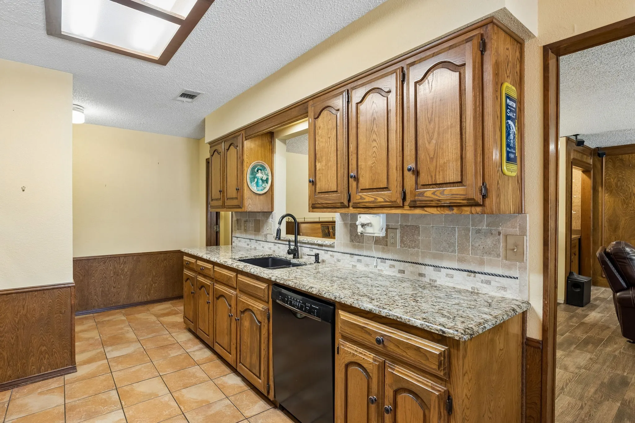 Single Family Residence For Sale in Dallas County , 1310 Merrimac Trail, Garland, Texas 75043, 4 Bedroom, 2 Bathroom, 2 Garage spaces, 1,786 Sqft, built in 1976, mls#21368040, Real Estate Agent in Garland, Homes For Sale in Dallas county, Homes For Sale in Garland, Realtor in Garland Texas, Real Estate Brokerage Independent Realty Texas, Luminita Cordes Realtor