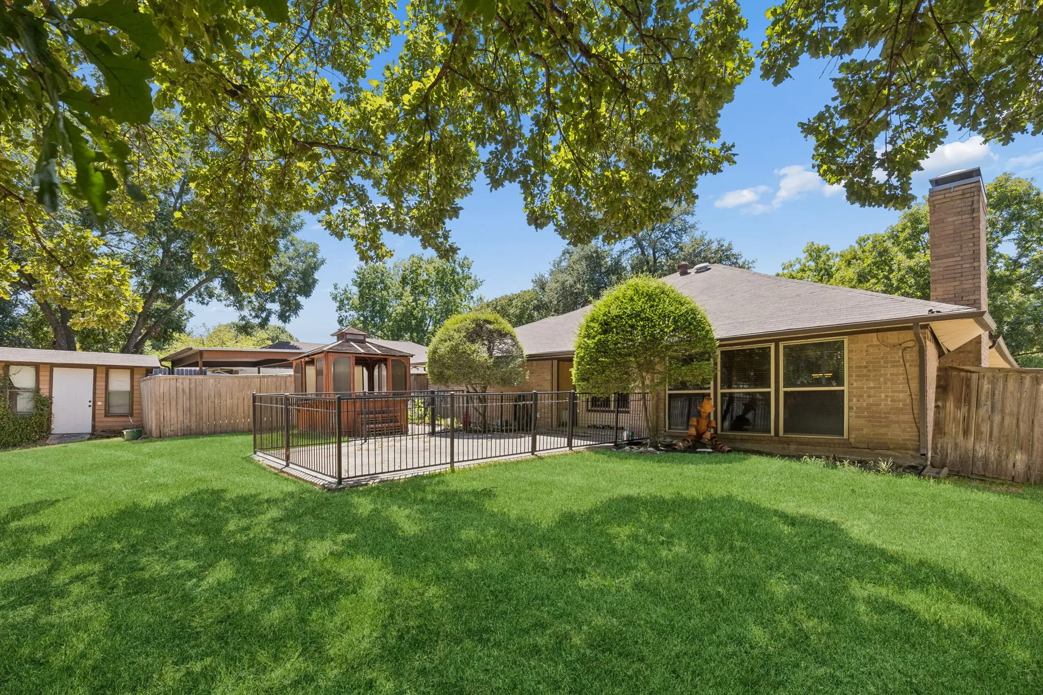 Single Family Residence For Sale in Dallas County , 1310 Merrimac Trail, Garland, Texas 75043, 4 Bedroom, 2 Bathroom, 2 Garage spaces, 1,786 Sqft, built in 1976, mls#21368040, Real Estate Agent in Garland, Homes For Sale in Dallas county, Homes For Sale in Garland, Realtor in Garland Texas, Real Estate Brokerage Independent Realty Texas, Luminita Cordes Realtor
