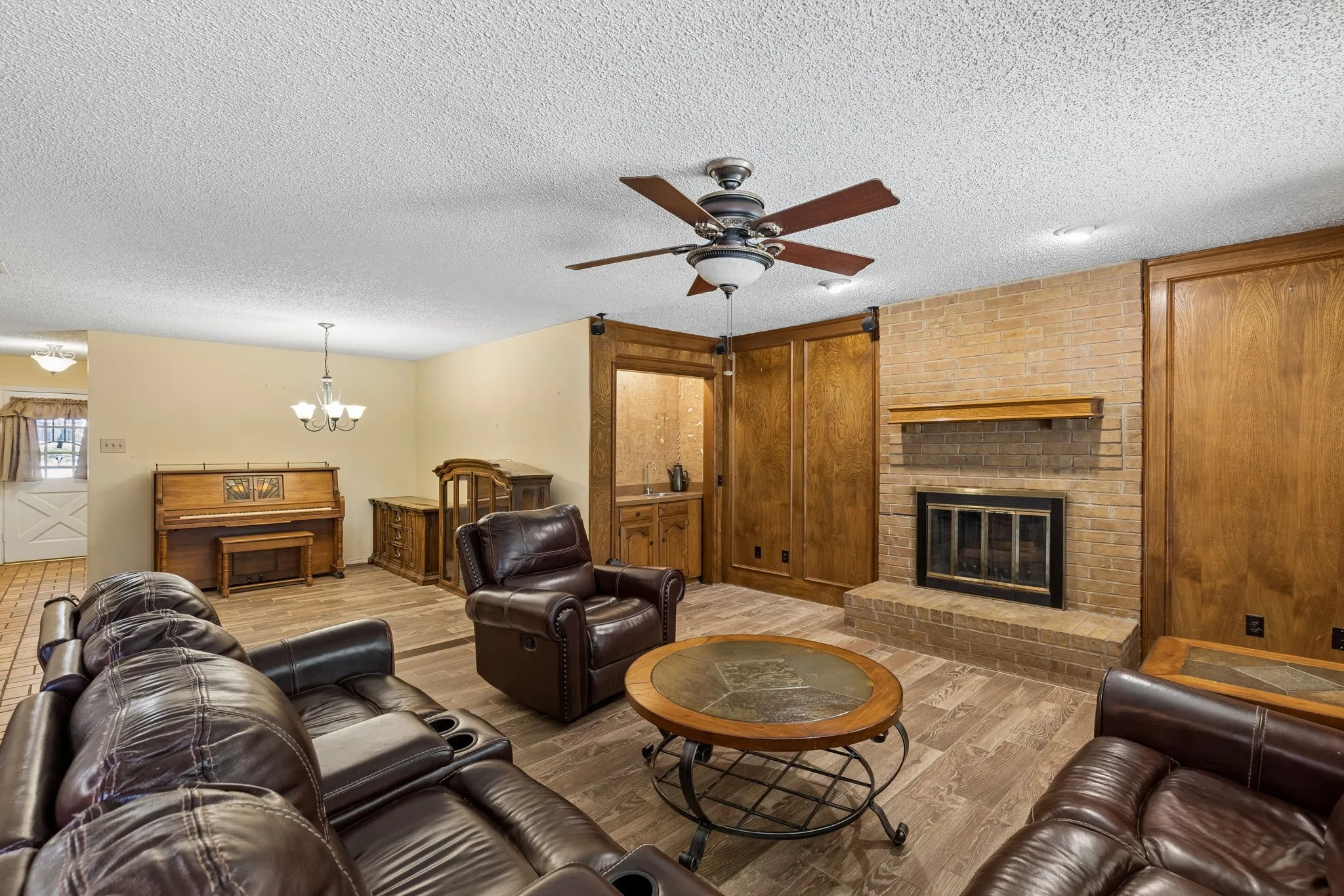 Single Family Residence For Sale in Dallas County , 1310 Merrimac Trail, Garland, Texas 75043, 4 Bedroom, 2 Bathroom, 2 Garage spaces, 1,786 Sqft, built in 1976, mls#21368040, Real Estate Agent in Garland, Homes For Sale in Dallas county, Homes For Sale in Garland, Realtor in Garland Texas, Real Estate Brokerage Independent Realty Texas, Luminita Cordes Realtor