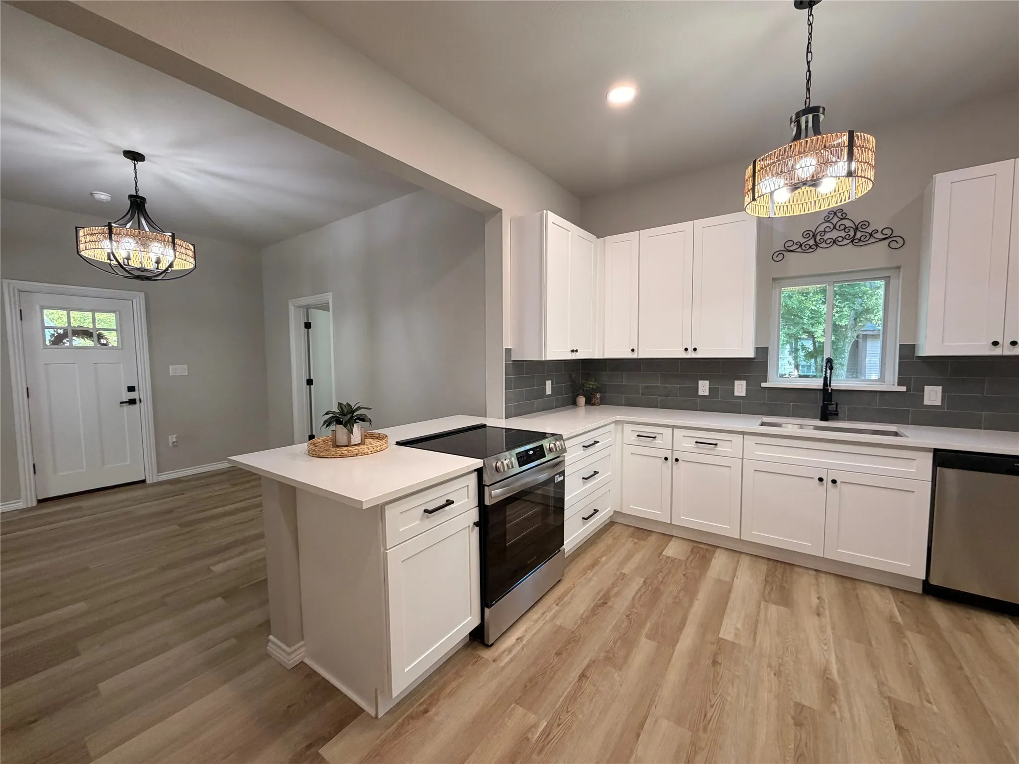 Single Family Residence For Rent in Kaufman County , 909 E High Street, Terrell, Texas 75160, 3 Bedroom, 2 Bathroom, Garage spaces, 1,044 Sqft, built in 1915, mls#21368480, Real Estate Agent in Terrell, Homes For Rent in Kaufman county, Homes For Rent in Terrell, Realtor in Terrell Texas, Real Estate Brokerage Independent Realty Texas, Luminita Cordes Realtor