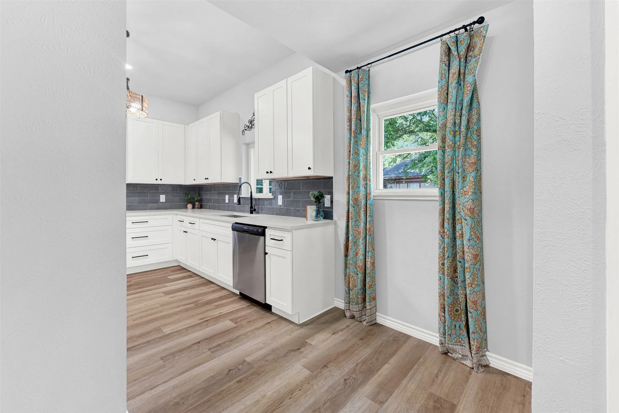 Single Family Residence For Rent in Kaufman County , 909 E High Street, Terrell, Texas 75160, 3 Bedroom, 2 Bathroom, Garage spaces, 1,044 Sqft, built in 1915, mls#21368480, Real Estate Agent in Terrell, Homes For Rent in Kaufman county, Homes For Rent in Terrell, Realtor in Terrell Texas, Real Estate Brokerage Independent Realty Texas, Luminita Cordes Realtor