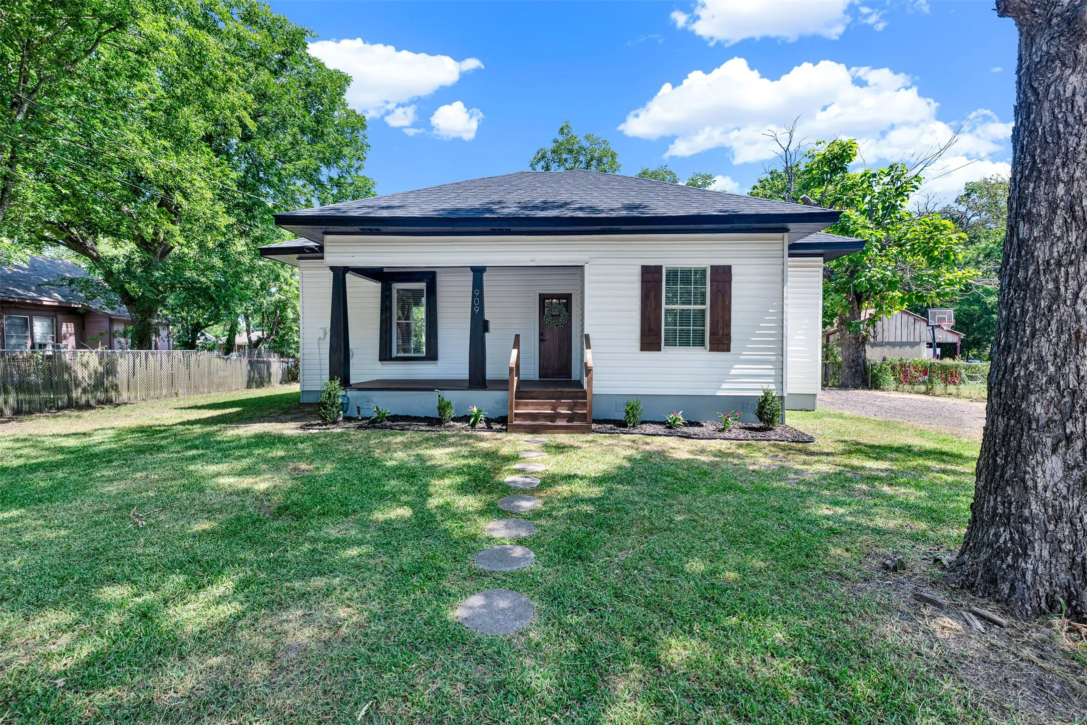 Single Family Residence For Rent in Kaufman County , 909 E High Street, Terrell, Texas 75160, 3 Bedroom, 2 Bathroom, Garage spaces, 1,044 Sqft, built in 1915, mls#21368480, Real Estate Agent in Terrell, Homes For Rent in Kaufman county, Homes For Rent in Terrell, Realtor in Terrell Texas, Real Estate Brokerage Independent Realty Texas, Luminita Cordes Realtor