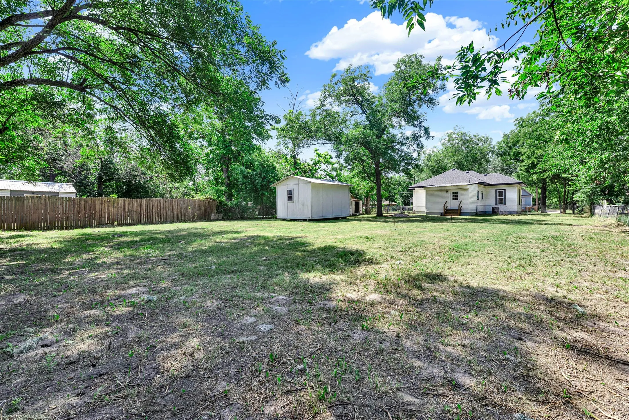 Single Family Residence For Rent in Kaufman County , 909 E High Street, Terrell, Texas 75160, 3 Bedroom, 2 Bathroom, Garage spaces, 1,044 Sqft, built in 1915, mls#21368480, Real Estate Agent in Terrell, Homes For Rent in Kaufman county, Homes For Rent in Terrell, Realtor in Terrell Texas, Real Estate Brokerage Independent Realty Texas, Luminita Cordes Realtor