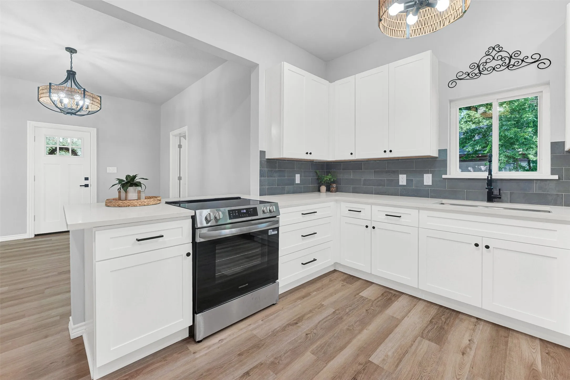 Single Family Residence For Rent in Kaufman County , 909 E High Street, Terrell, Texas 75160, 3 Bedroom, 2 Bathroom, Garage spaces, 1,044 Sqft, built in 1915, mls#21368480, Real Estate Agent in Terrell, Homes For Rent in Kaufman county, Homes For Rent in Terrell, Realtor in Terrell Texas, Real Estate Brokerage Independent Realty Texas, Luminita Cordes Realtor