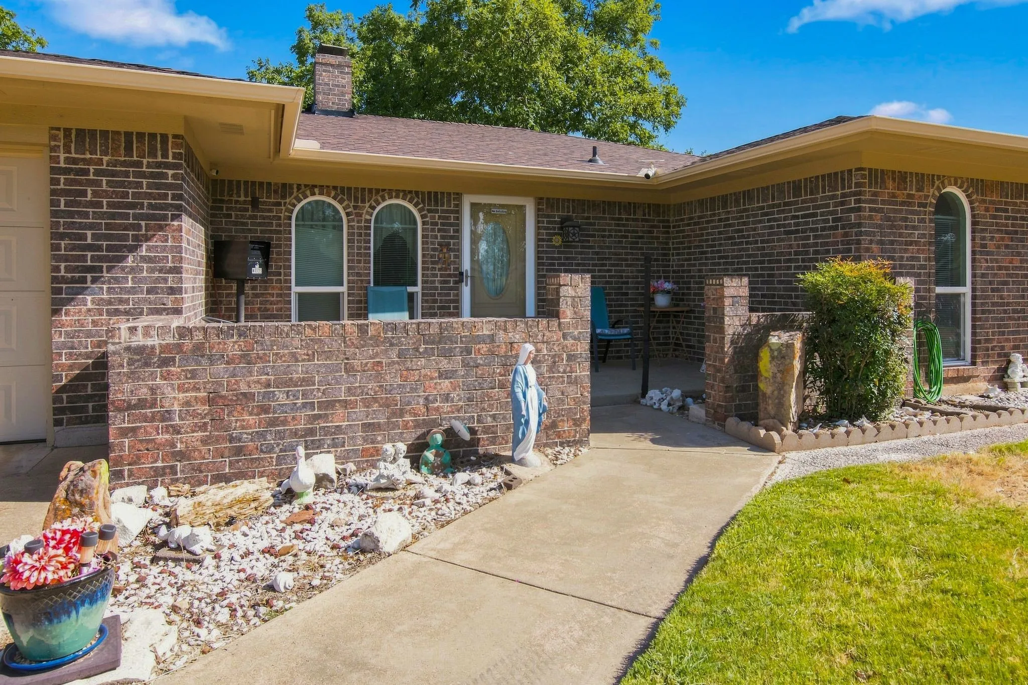 Single Family Residence For Sale in Hood County , 504 Panama Court, Granbury, Texas 76048, 3 Bedroom, 2 Bathroom, 2 Garage spaces, 1,664 Sqft, built in 1976, mls#21368482, Real Estate Agent in Granbury, Homes For Sale in Hood county, Homes For Sale in Granbury, Realtor in Granbury Texas, Real Estate Brokerage Independent Realty Texas, Luminita Cordes Realtor