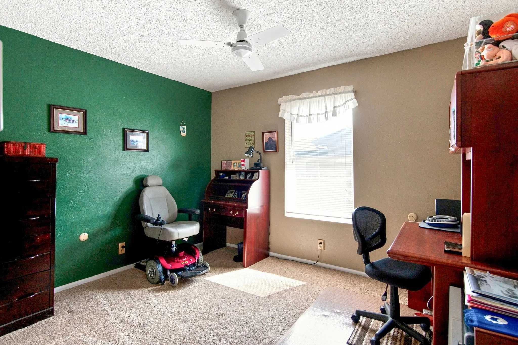 Carpeted flooring, window with blinds, ceiling fan with light fixture, and textured ceiling