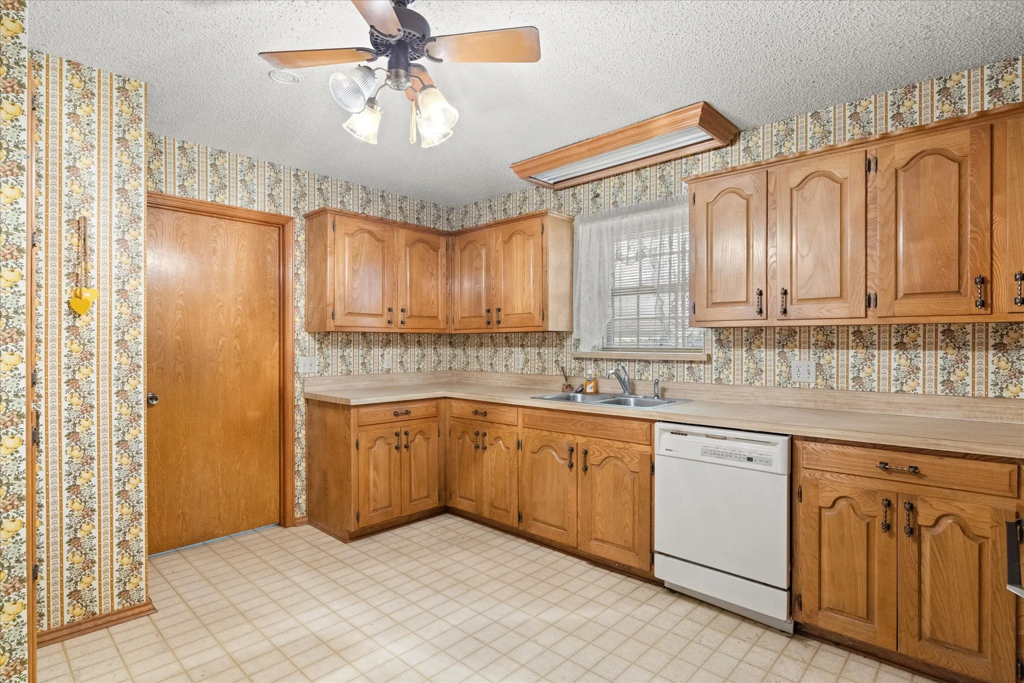 Single Family Residence For Sale in Somervell County , 2952 State Hwy 144, Glen Rose, Texas 76043, 3 Bedroom, 2 Bathroom, 4 Garage spaces, 1,973 Sqft, built in 1979, mls#21280921, Real Estate Agent in Glen Rose, Homes For Sale in Somervell county, Homes For Sale in Glen Rose, Realtor in Glen Rose Texas, Real Estate Brokerage Independent Realty Texas, Luminita Cordes Realtor