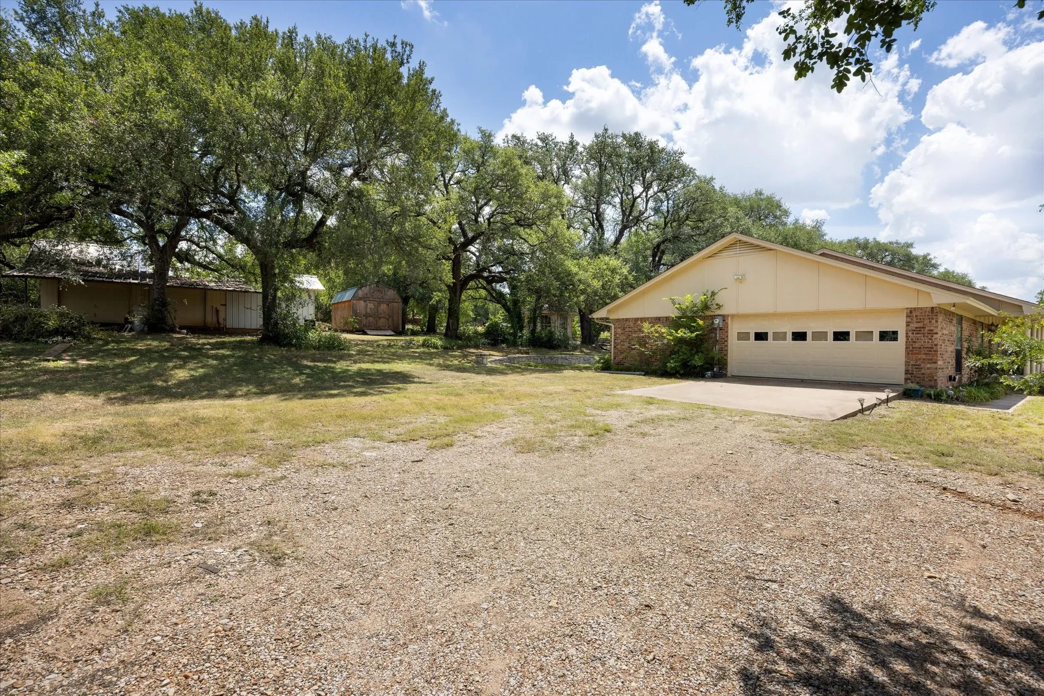 Single Family Residence For Sale in Somervell County , 2952 State Hwy 144, Glen Rose, Texas 76043, 3 Bedroom, 2 Bathroom, 4 Garage spaces, 1,973 Sqft, built in 1979, mls#21280921, Real Estate Agent in Glen Rose, Homes For Sale in Somervell county, Homes For Sale in Glen Rose, Realtor in Glen Rose Texas, Real Estate Brokerage Independent Realty Texas, Luminita Cordes Realtor