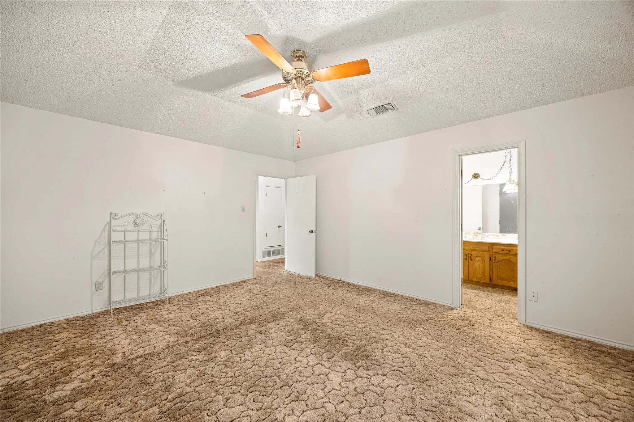 Single Family Residence For Sale in Somervell County , 2952 State Hwy 144, Glen Rose, Texas 76043, 3 Bedroom, 2 Bathroom, 4 Garage spaces, 1,973 Sqft, built in 1979, mls#21280921, Real Estate Agent in Glen Rose, Homes For Sale in Somervell county, Homes For Sale in Glen Rose, Realtor in Glen Rose Texas, Real Estate Brokerage Independent Realty Texas, Luminita Cordes Realtor