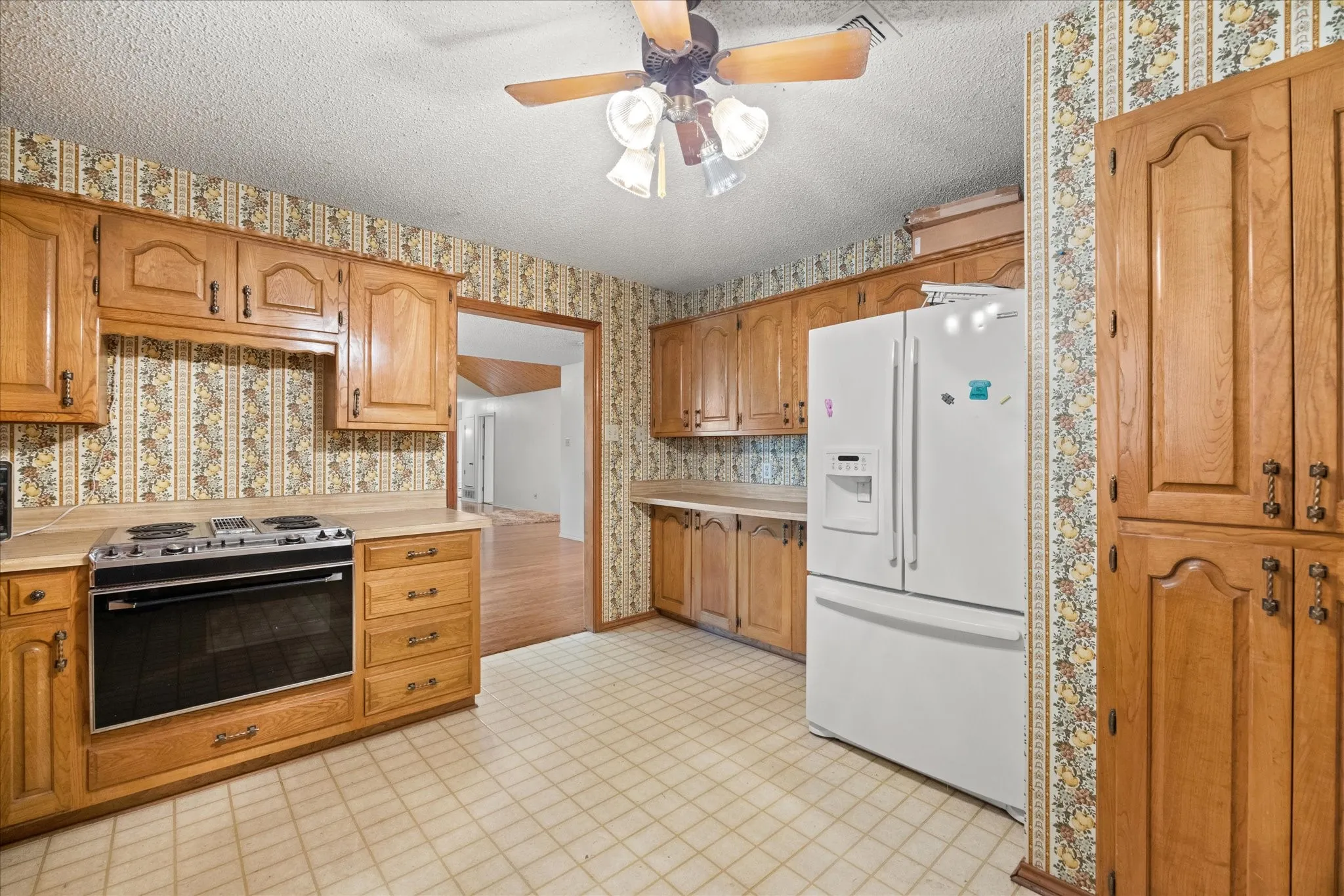 Single Family Residence For Sale in Somervell County , 2952 State Hwy 144, Glen Rose, Texas 76043, 3 Bedroom, 2 Bathroom, 4 Garage spaces, 1,973 Sqft, built in 1979, mls#21280921, Real Estate Agent in Glen Rose, Homes For Sale in Somervell county, Homes For Sale in Glen Rose, Realtor in Glen Rose Texas, Real Estate Brokerage Independent Realty Texas, Luminita Cordes Realtor