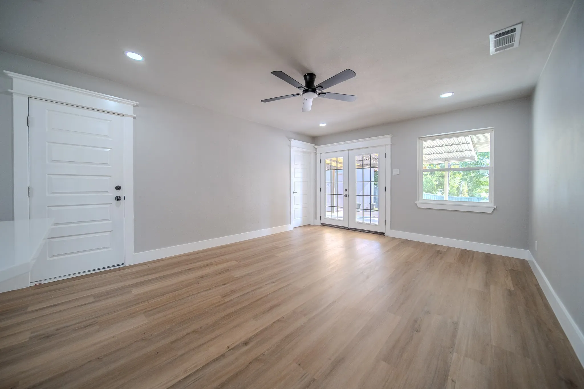 Single Family Residence For Sale in Dallas County , 6320 Old Ox Road, Dallas, Texas 75241, 3 Bedroom, 2 Bathroom, Garage spaces, 1,142 Sqft, built in 1970, mls#21368458, Real Estate Agent in Dallas, Homes For Sale in Dallas county, Homes For Sale in Dallas, Realtor in Dallas Texas, Real Estate Brokerage Independent Realty Texas, Luminita Cordes Realtor