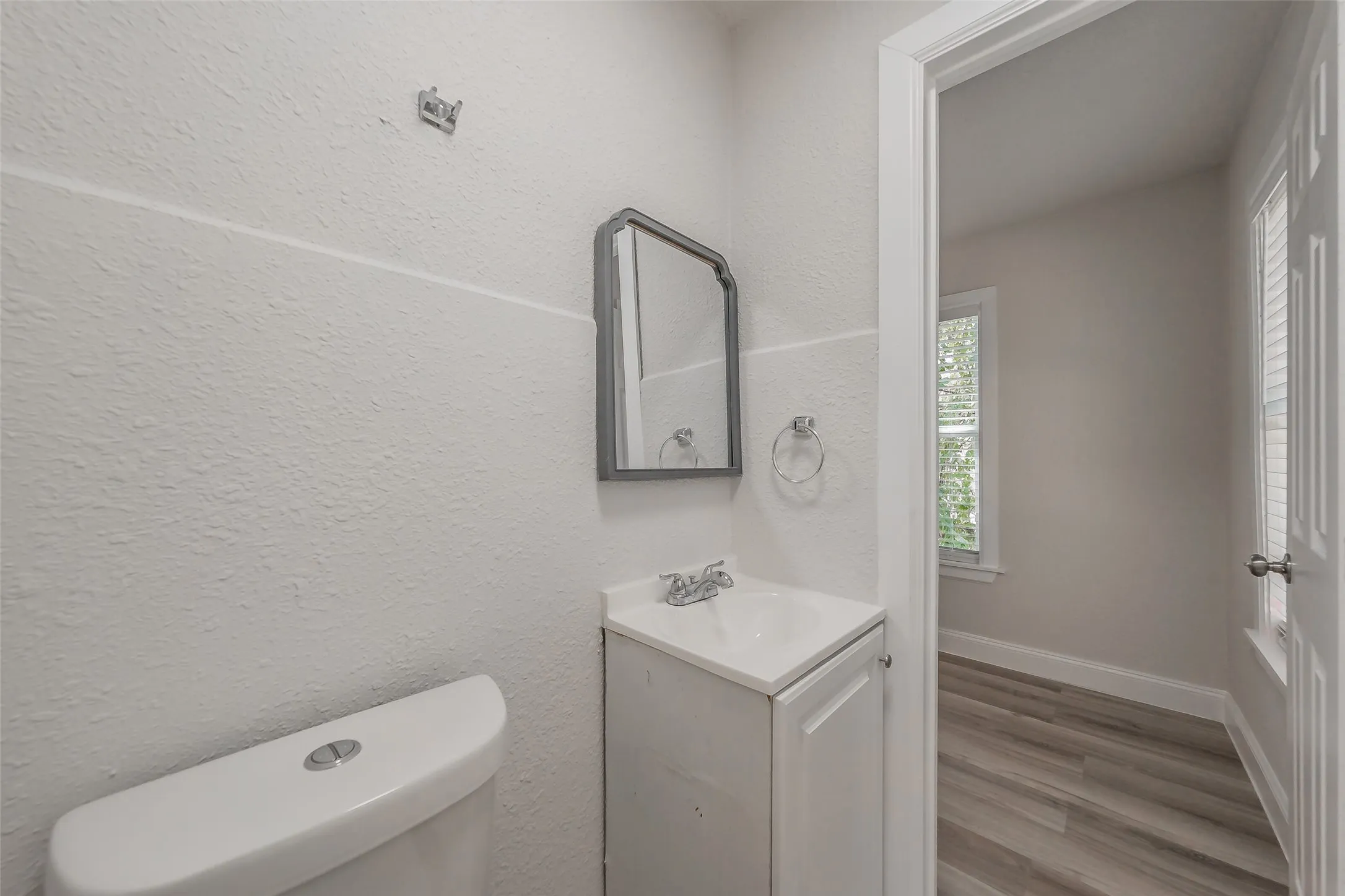 Single Family Residence For Sale in Tarrant County , 1700 Andrew Avenue, Fort Worth, Texas 76105, 3 Bedroom, 2 Bathroom, Garage spaces, 816 Sqft, built in 1949, mls#21368491, Real Estate Agent in Fort Worth, Homes For Sale in Tarrant county, Homes For Sale in Fort Worth, Realtor in Fort Worth Texas, Real Estate Brokerage Independent Realty Texas, Luminita Cordes Realtor
