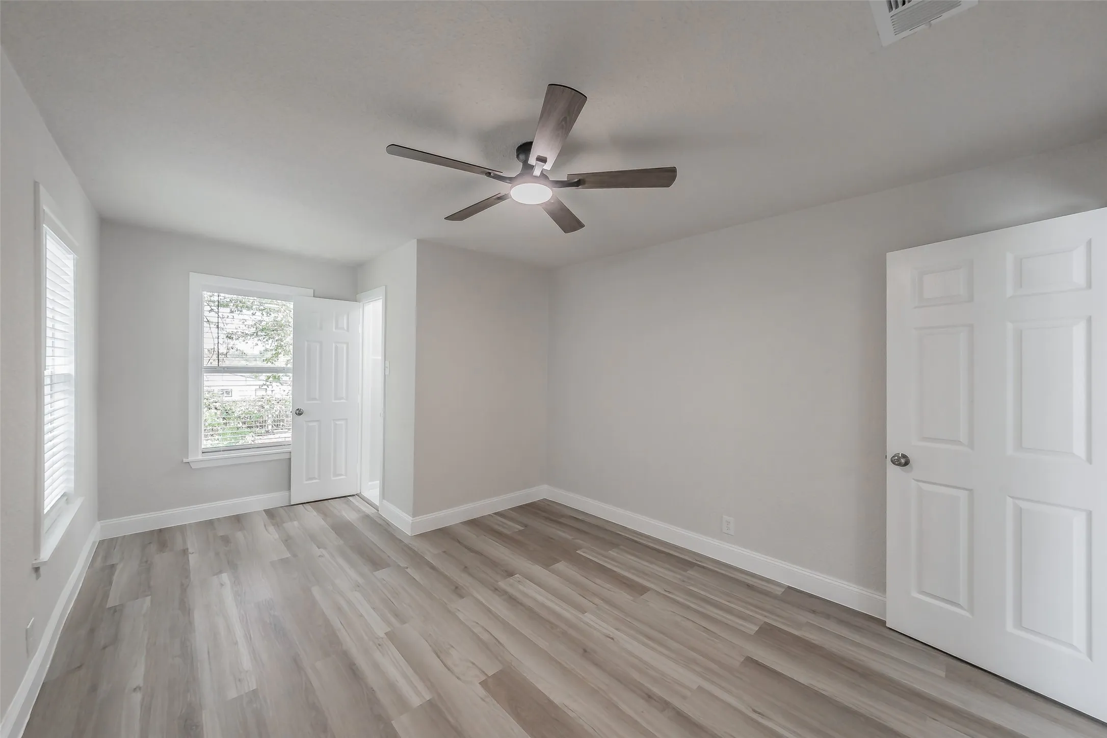 Single Family Residence For Sale in Tarrant County , 1700 Andrew Avenue, Fort Worth, Texas 76105, 3 Bedroom, 2 Bathroom, Garage spaces, 816 Sqft, built in 1949, mls#21368491, Real Estate Agent in Fort Worth, Homes For Sale in Tarrant county, Homes For Sale in Fort Worth, Realtor in Fort Worth Texas, Real Estate Brokerage Independent Realty Texas, Luminita Cordes Realtor