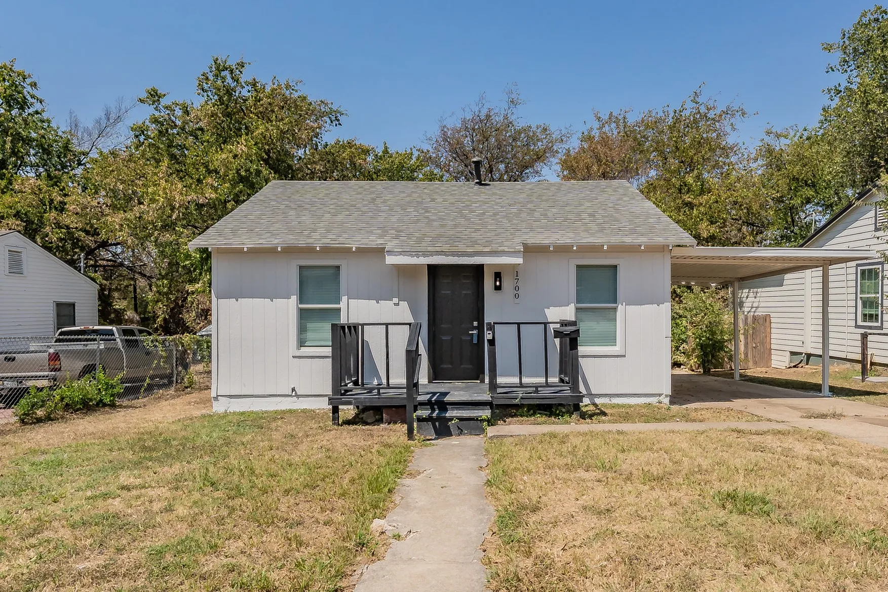 Single Family Residence For Sale in Tarrant County , 1700 Andrew Avenue, Fort Worth, Texas 76105, 3 Bedroom, 2 Bathroom, Garage spaces, 816 Sqft, built in 1949, mls#21368491, Real Estate Agent in Fort Worth, Homes For Sale in Tarrant county, Homes For Sale in Fort Worth, Realtor in Fort Worth Texas, Real Estate Brokerage Independent Realty Texas, Luminita Cordes Realtor