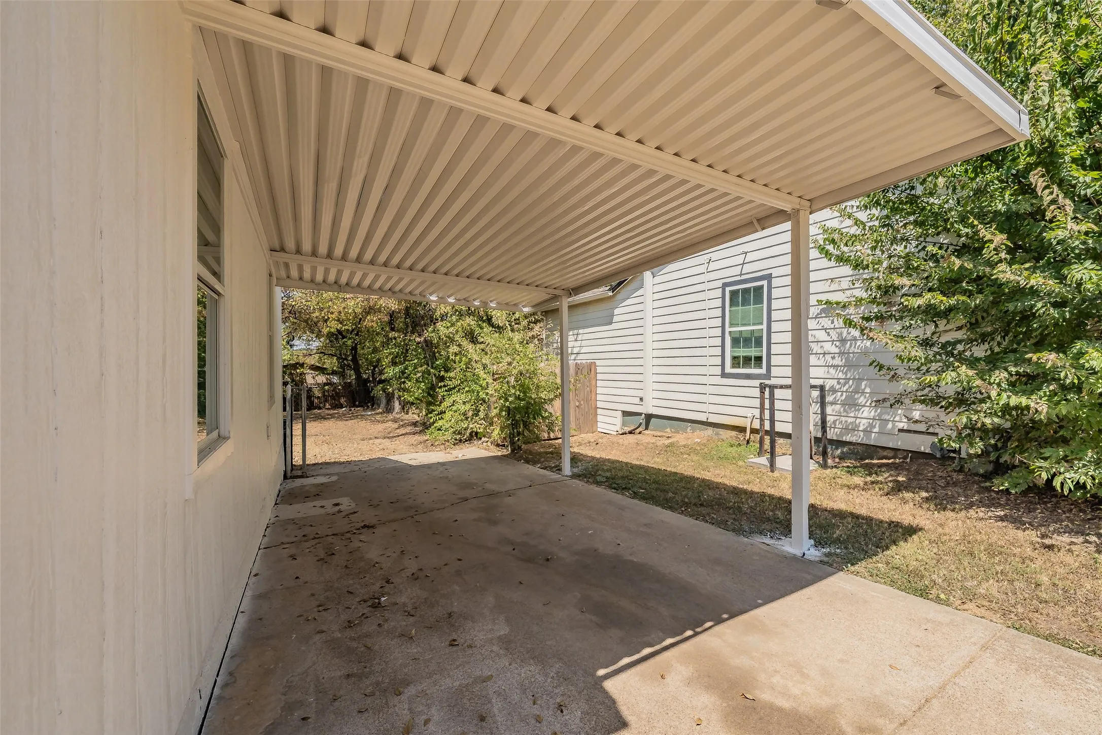 Single Family Residence For Sale in Tarrant County , 1700 Andrew Avenue, Fort Worth, Texas 76105, 3 Bedroom, 2 Bathroom, Garage spaces, 816 Sqft, built in 1949, mls#21368491, Real Estate Agent in Fort Worth, Homes For Sale in Tarrant county, Homes For Sale in Fort Worth, Realtor in Fort Worth Texas, Real Estate Brokerage Independent Realty Texas, Luminita Cordes Realtor