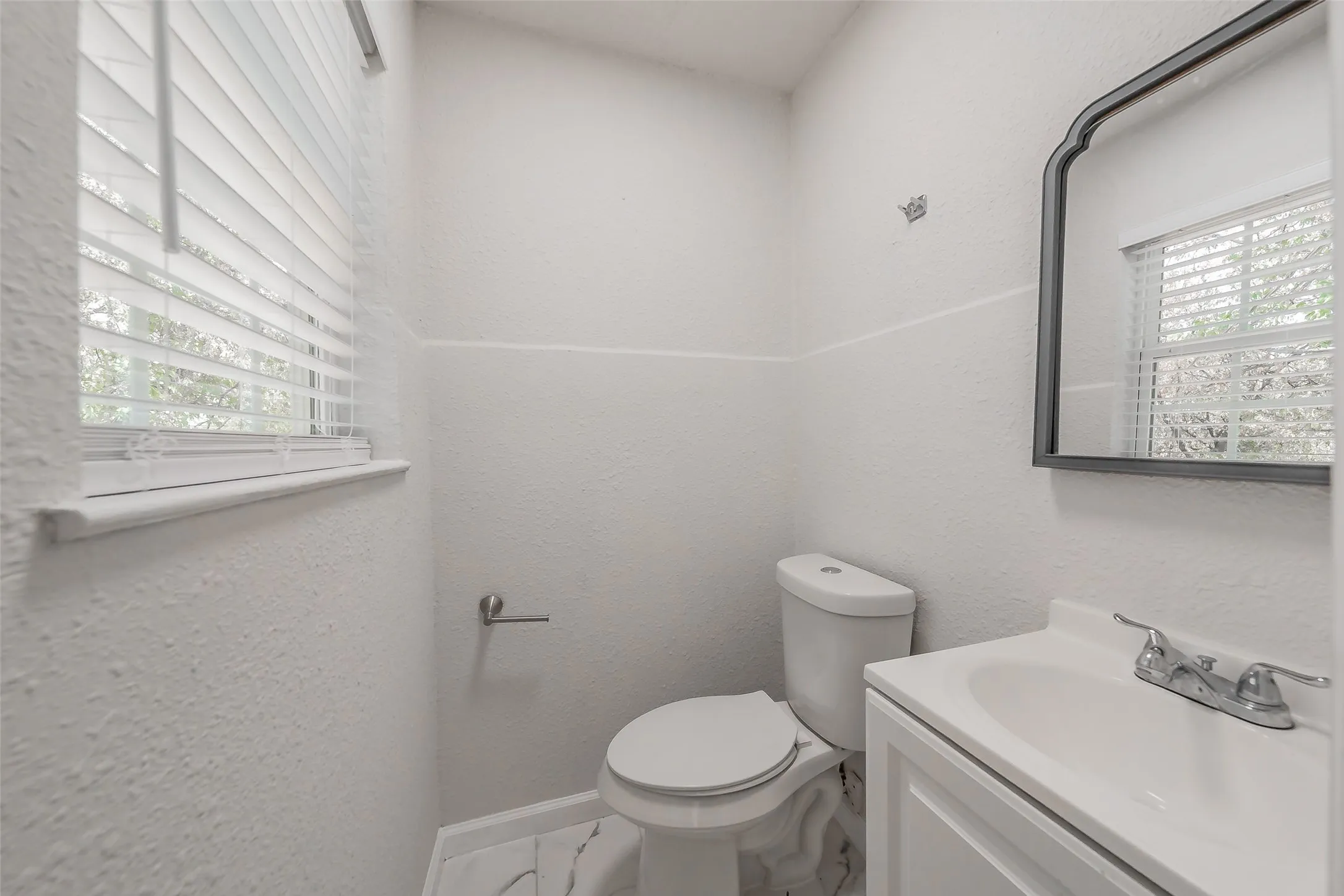 Single Family Residence For Sale in Tarrant County , 1700 Andrew Avenue, Fort Worth, Texas 76105, 3 Bedroom, 2 Bathroom, Garage spaces, 816 Sqft, built in 1949, mls#21368491, Real Estate Agent in Fort Worth, Homes For Sale in Tarrant county, Homes For Sale in Fort Worth, Realtor in Fort Worth Texas, Real Estate Brokerage Independent Realty Texas, Luminita Cordes Realtor