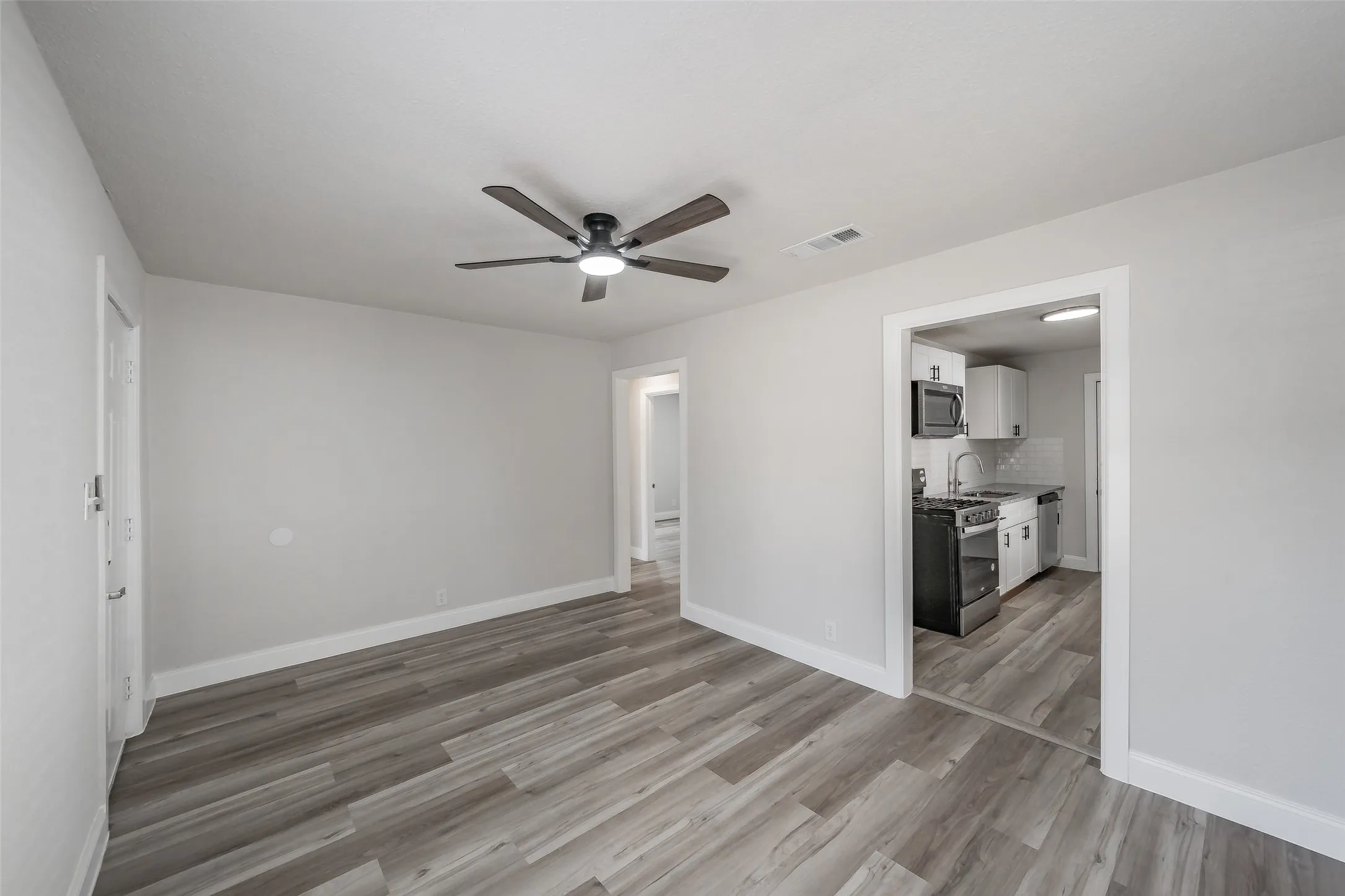 Single Family Residence For Sale in Tarrant County , 1700 Andrew Avenue, Fort Worth, Texas 76105, 3 Bedroom, 2 Bathroom, Garage spaces, 816 Sqft, built in 1949, mls#21368491, Real Estate Agent in Fort Worth, Homes For Sale in Tarrant county, Homes For Sale in Fort Worth, Realtor in Fort Worth Texas, Real Estate Brokerage Independent Realty Texas, Luminita Cordes Realtor