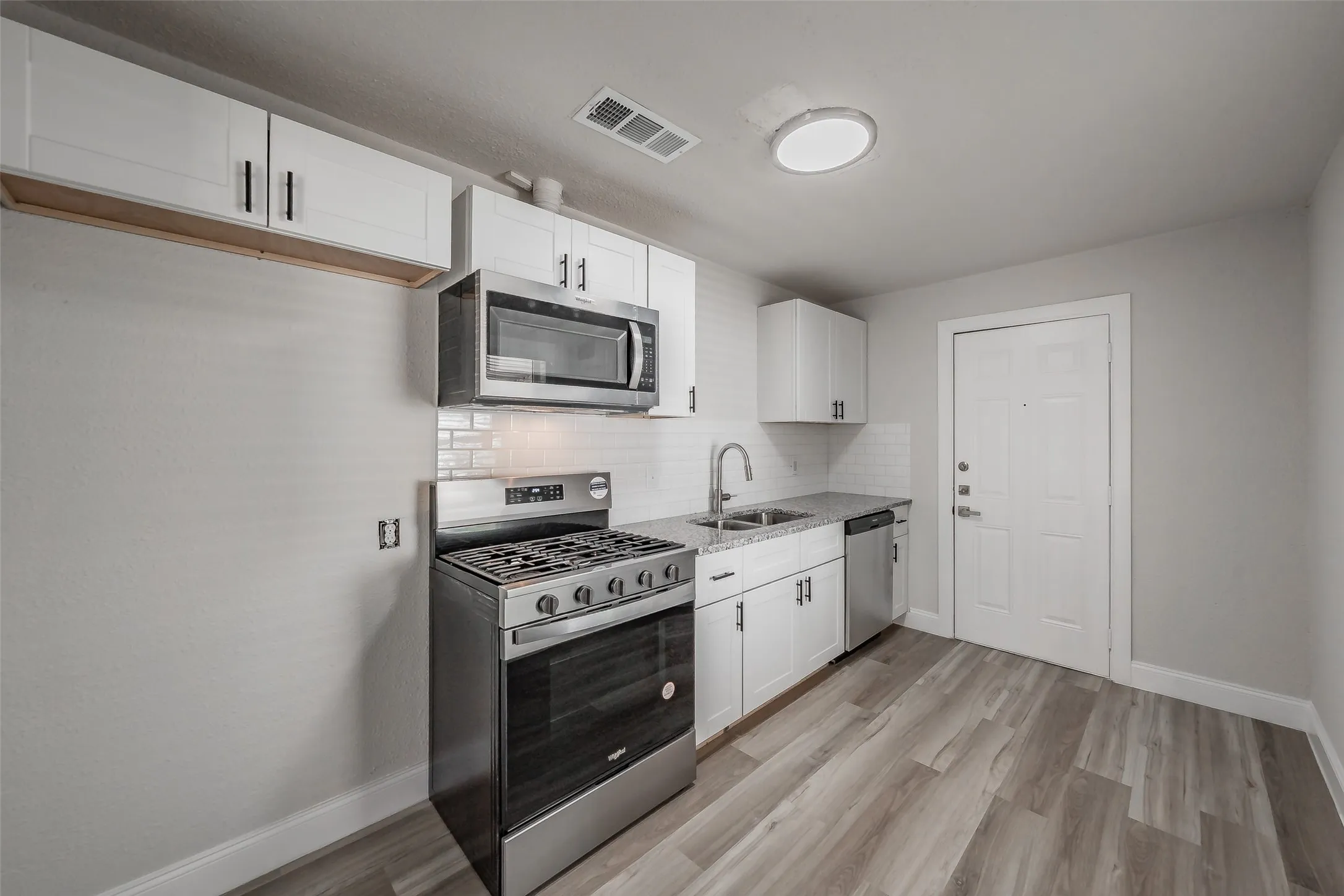 Single Family Residence For Sale in Tarrant County , 1700 Andrew Avenue, Fort Worth, Texas 76105, 3 Bedroom, 2 Bathroom, Garage spaces, 816 Sqft, built in 1949, mls#21368491, Real Estate Agent in Fort Worth, Homes For Sale in Tarrant county, Homes For Sale in Fort Worth, Realtor in Fort Worth Texas, Real Estate Brokerage Independent Realty Texas, Luminita Cordes Realtor