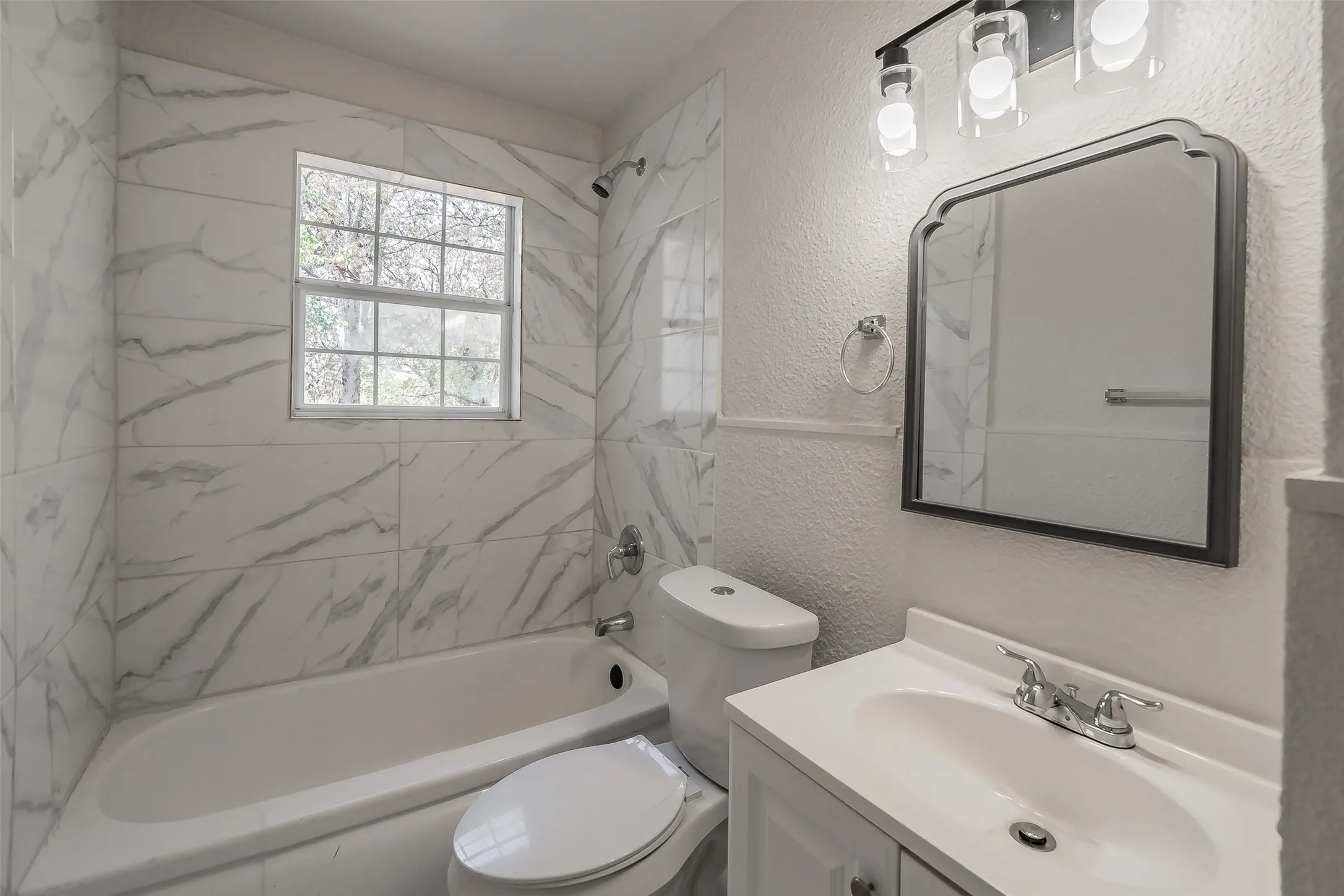 Single Family Residence For Sale in Tarrant County , 1700 Andrew Avenue, Fort Worth, Texas 76105, 3 Bedroom, 2 Bathroom, Garage spaces, 816 Sqft, built in 1949, mls#21368491, Real Estate Agent in Fort Worth, Homes For Sale in Tarrant county, Homes For Sale in Fort Worth, Realtor in Fort Worth Texas, Real Estate Brokerage Independent Realty Texas, Luminita Cordes Realtor