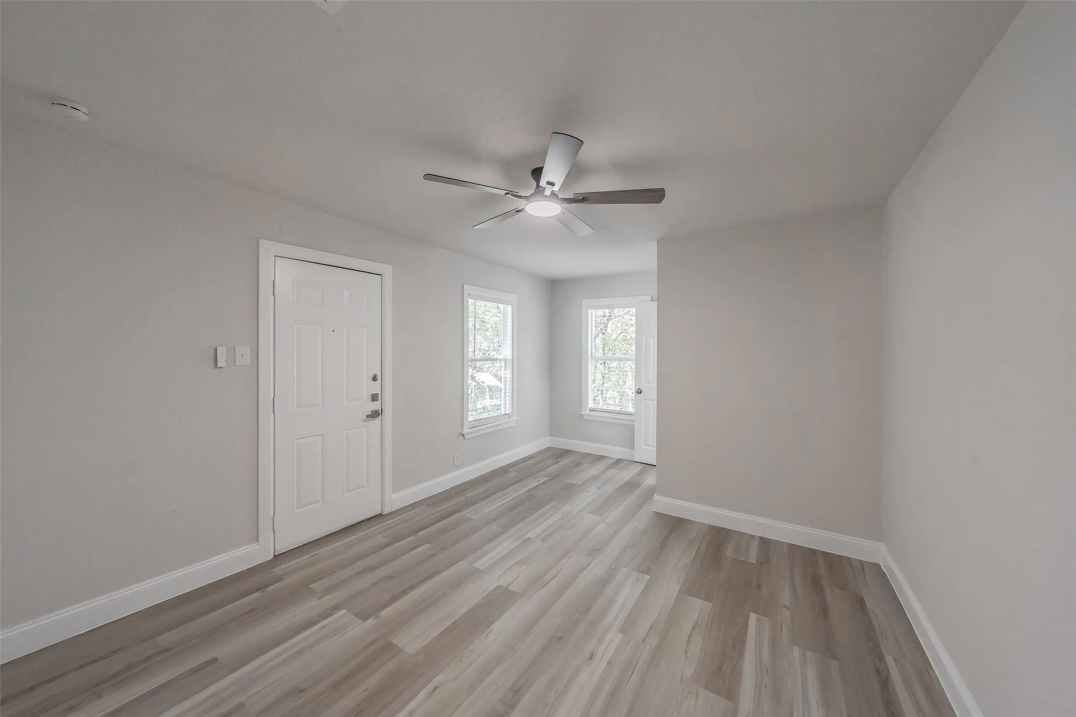 Single Family Residence For Sale in Tarrant County , 1700 Andrew Avenue, Fort Worth, Texas 76105, 3 Bedroom, 2 Bathroom, Garage spaces, 816 Sqft, built in 1949, mls#21368491, Real Estate Agent in Fort Worth, Homes For Sale in Tarrant county, Homes For Sale in Fort Worth, Realtor in Fort Worth Texas, Real Estate Brokerage Independent Realty Texas, Luminita Cordes Realtor