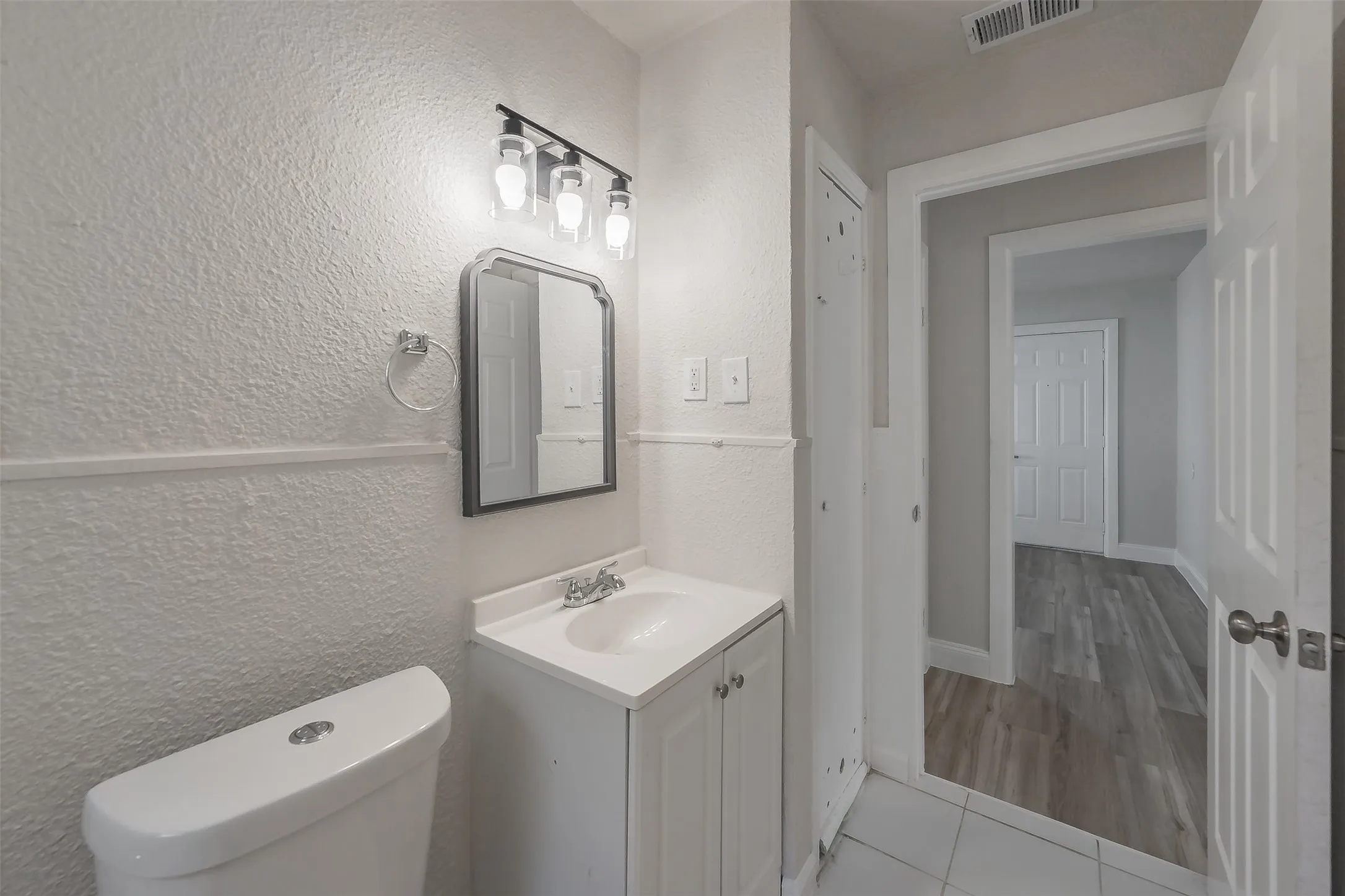 Single Family Residence For Sale in Tarrant County , 1700 Andrew Avenue, Fort Worth, Texas 76105, 3 Bedroom, 2 Bathroom, Garage spaces, 816 Sqft, built in 1949, mls#21368491, Real Estate Agent in Fort Worth, Homes For Sale in Tarrant county, Homes For Sale in Fort Worth, Realtor in Fort Worth Texas, Real Estate Brokerage Independent Realty Texas, Luminita Cordes Realtor