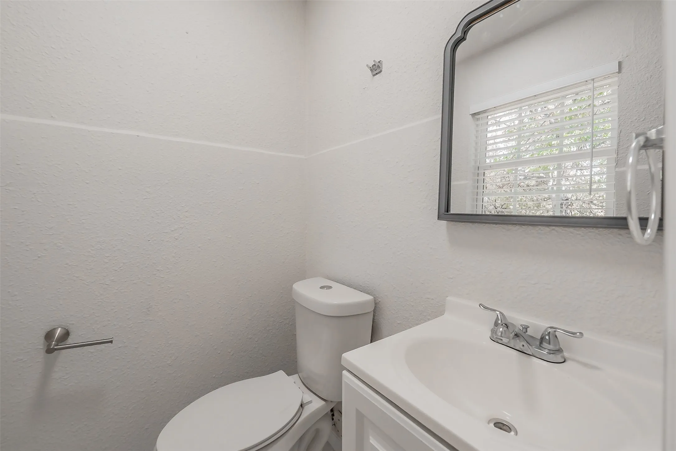 Single Family Residence For Sale in Tarrant County , 1700 Andrew Avenue, Fort Worth, Texas 76105, 3 Bedroom, 2 Bathroom, Garage spaces, 816 Sqft, built in 1949, mls#21368491, Real Estate Agent in Fort Worth, Homes For Sale in Tarrant county, Homes For Sale in Fort Worth, Realtor in Fort Worth Texas, Real Estate Brokerage Independent Realty Texas, Luminita Cordes Realtor