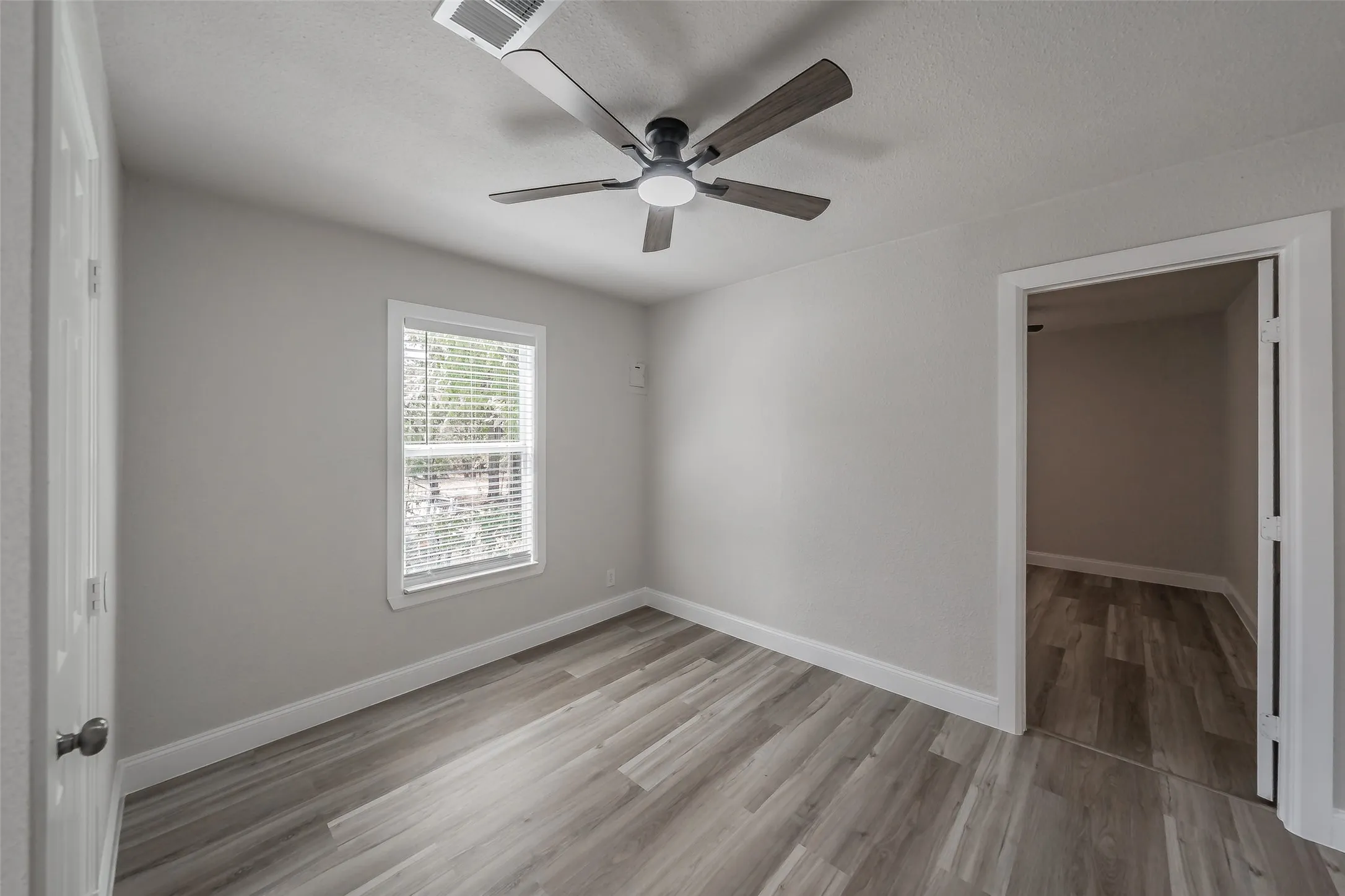 Single Family Residence For Sale in Tarrant County , 1700 Andrew Avenue, Fort Worth, Texas 76105, 3 Bedroom, 2 Bathroom, Garage spaces, 816 Sqft, built in 1949, mls#21368491, Real Estate Agent in Fort Worth, Homes For Sale in Tarrant county, Homes For Sale in Fort Worth, Realtor in Fort Worth Texas, Real Estate Brokerage Independent Realty Texas, Luminita Cordes Realtor